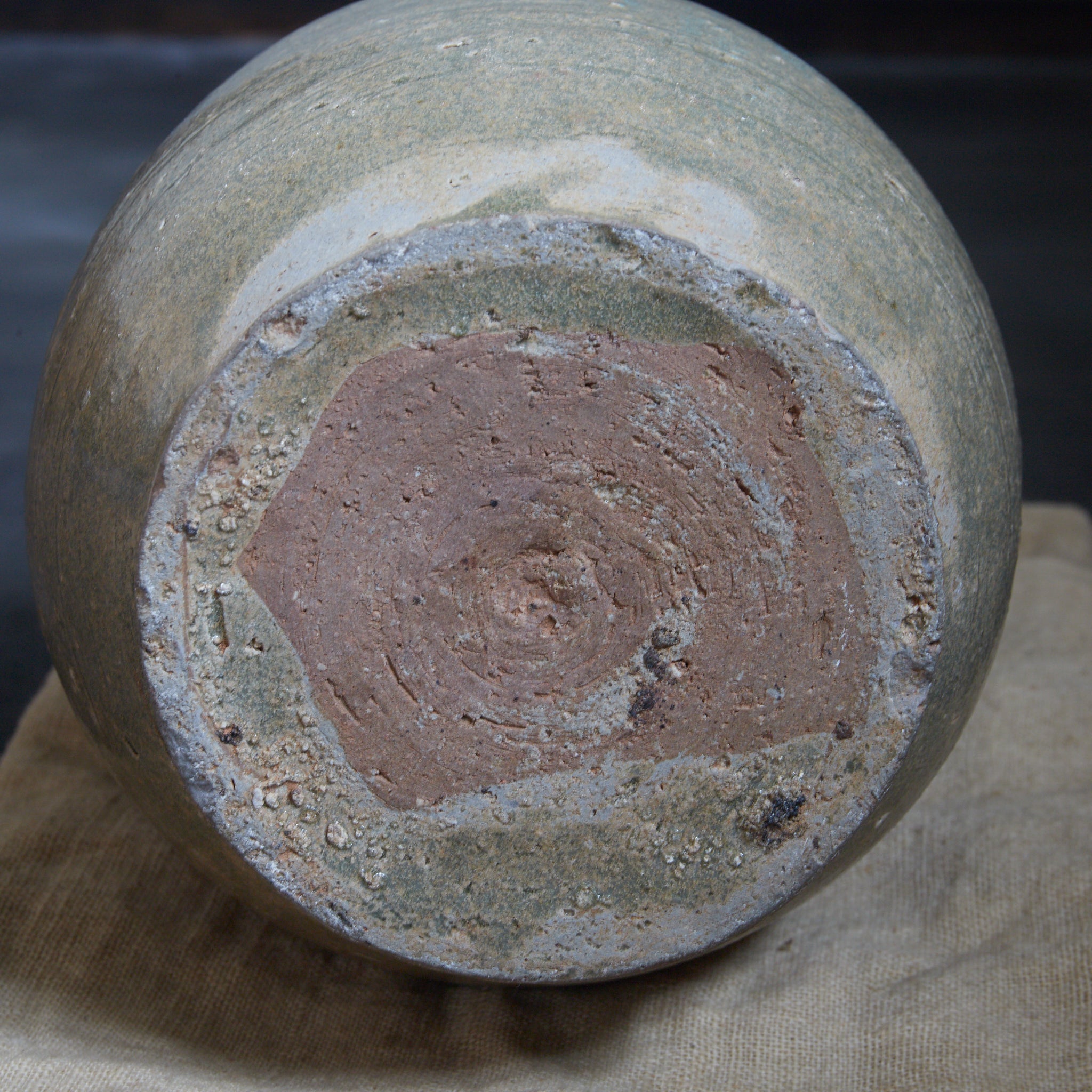 BOTTIGLIA, Smaltato a cenere, dipinta con ferro sottosmalto con motivo a erba, Dinastia Goryeo(918–1392 d.C.)