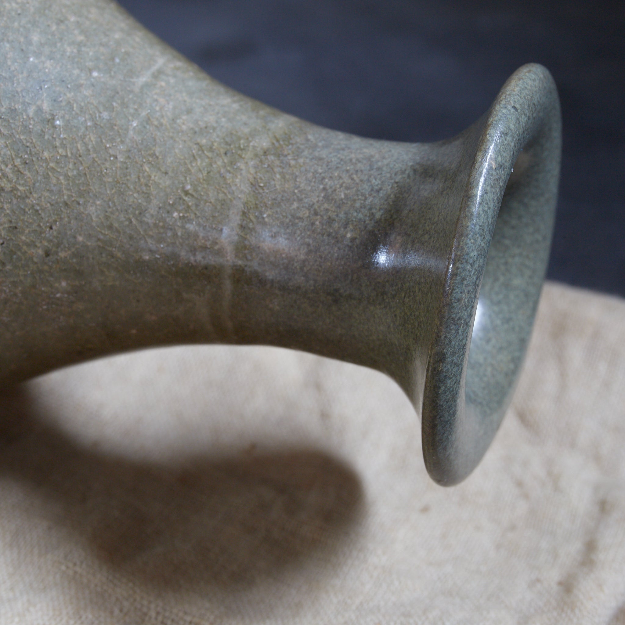 BOTTIGLIA, Smaltato a cenere, dipinta con ferro sottosmalto con motivo a erba, Dinastia Goryeo(918–1392 d.C.)