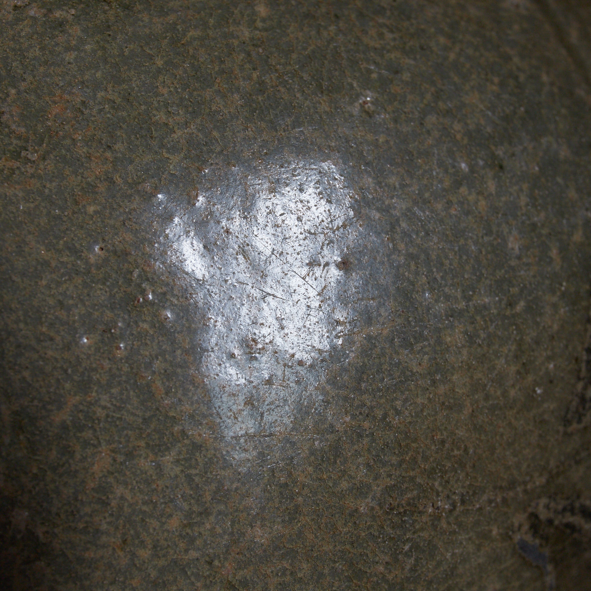 BOTTIGLIA, Smaltato a cenere, dipinta con ferro sottosmalto con motivo a erba, Dinastia Goryeo(918–1392 d.C.)