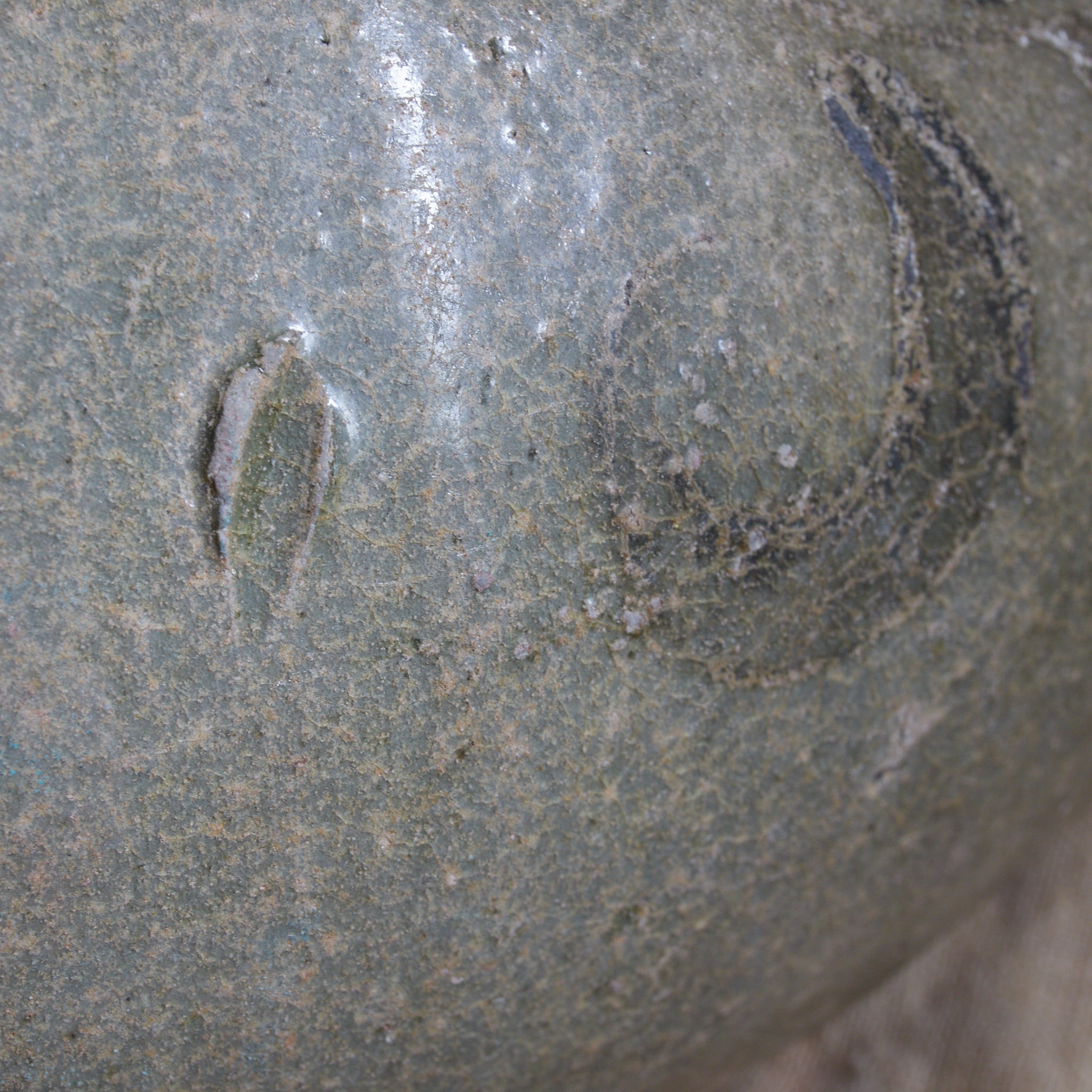 BOTTIGLIA, Smaltato a cenere, dipinta con ferro sottosmalto con motivo a erba, Dinastia Goryeo(918–1392 d.C.)