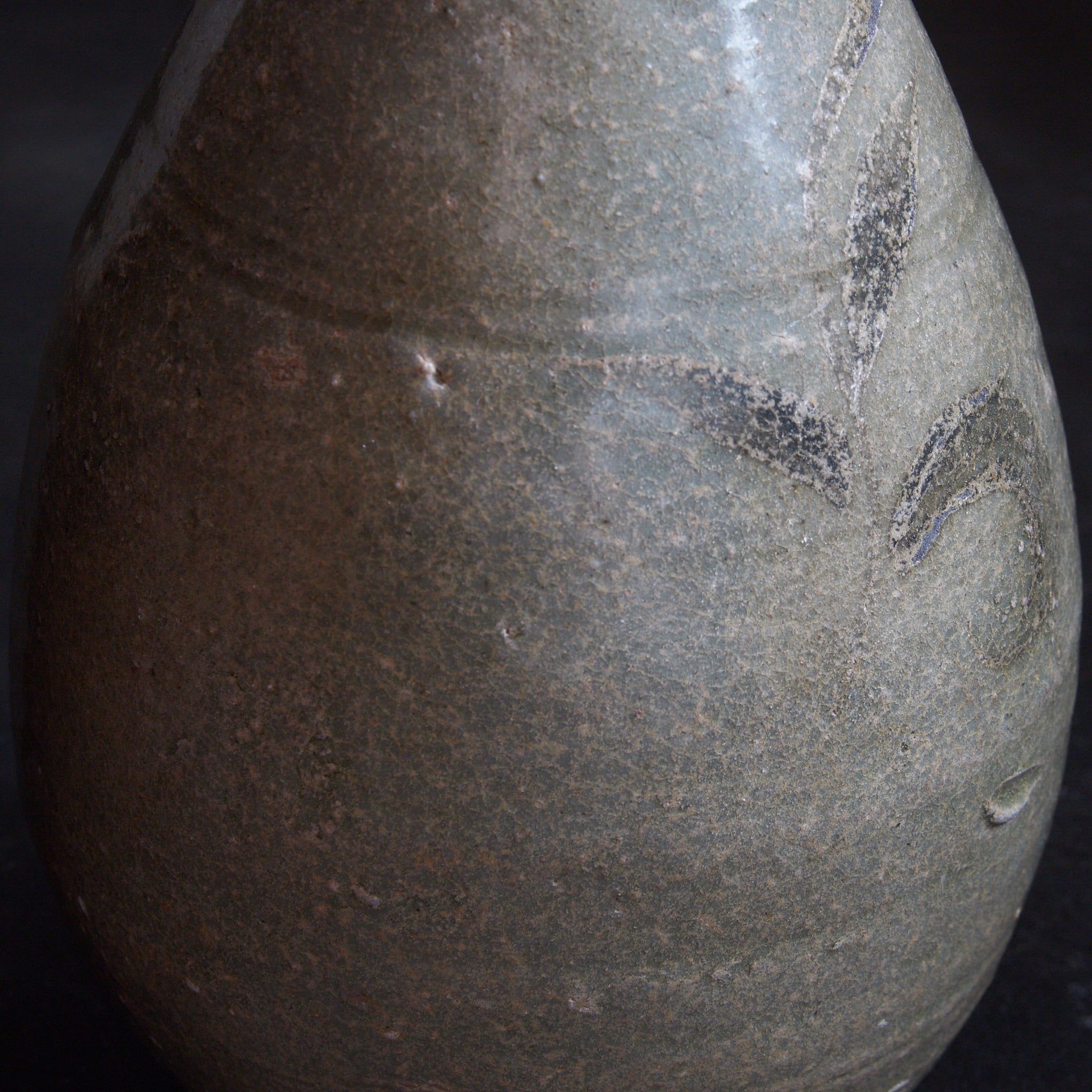 BOTTIGLIA, Smaltato a cenere, dipinta con ferro sottosmalto con motivo a erba, Dinastia Goryeo(918–1392 d.C.)