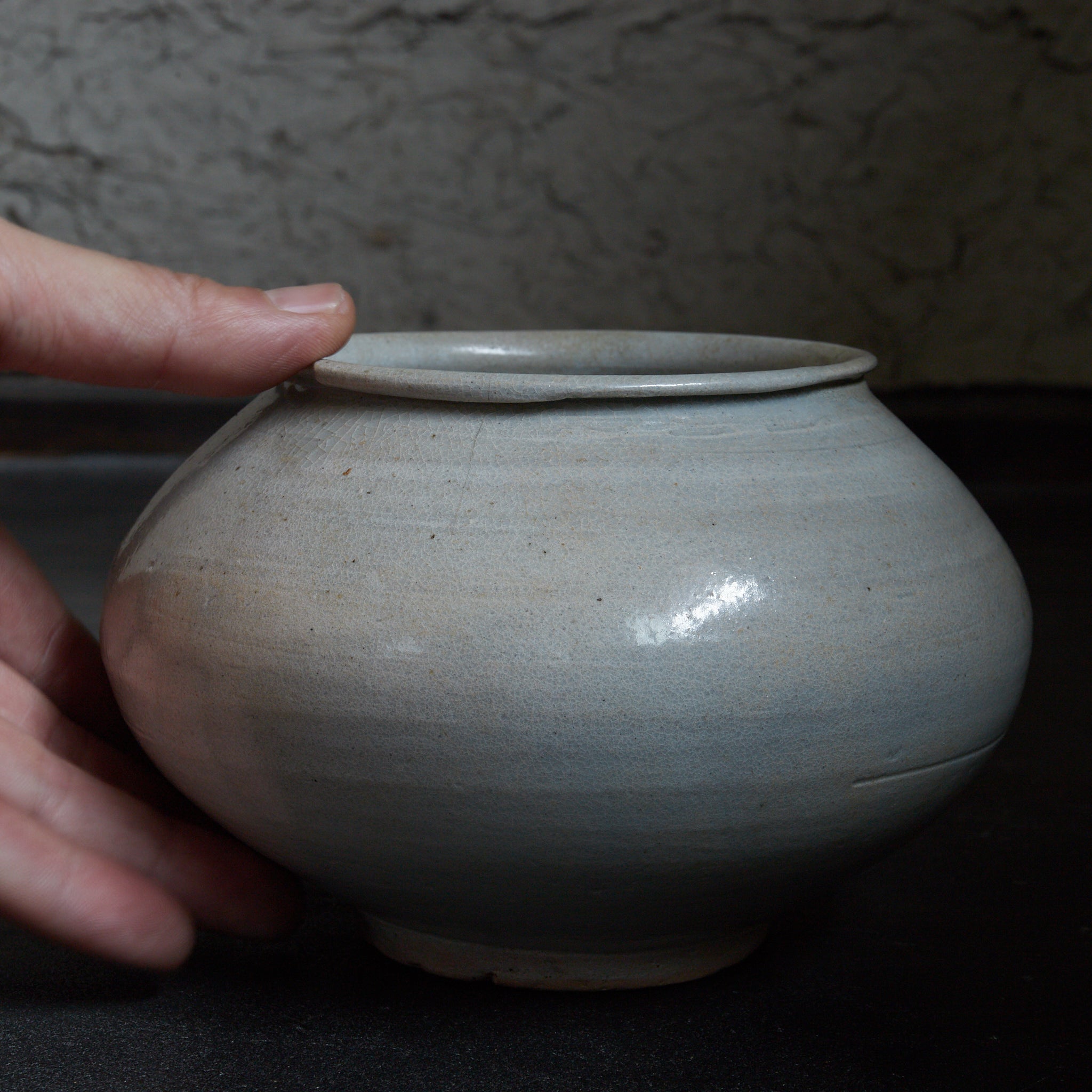 VASO GLOBULARE, Stile Gimhae, porcellana bianca, Dinastia Joseon(1392–1897 d.C.)