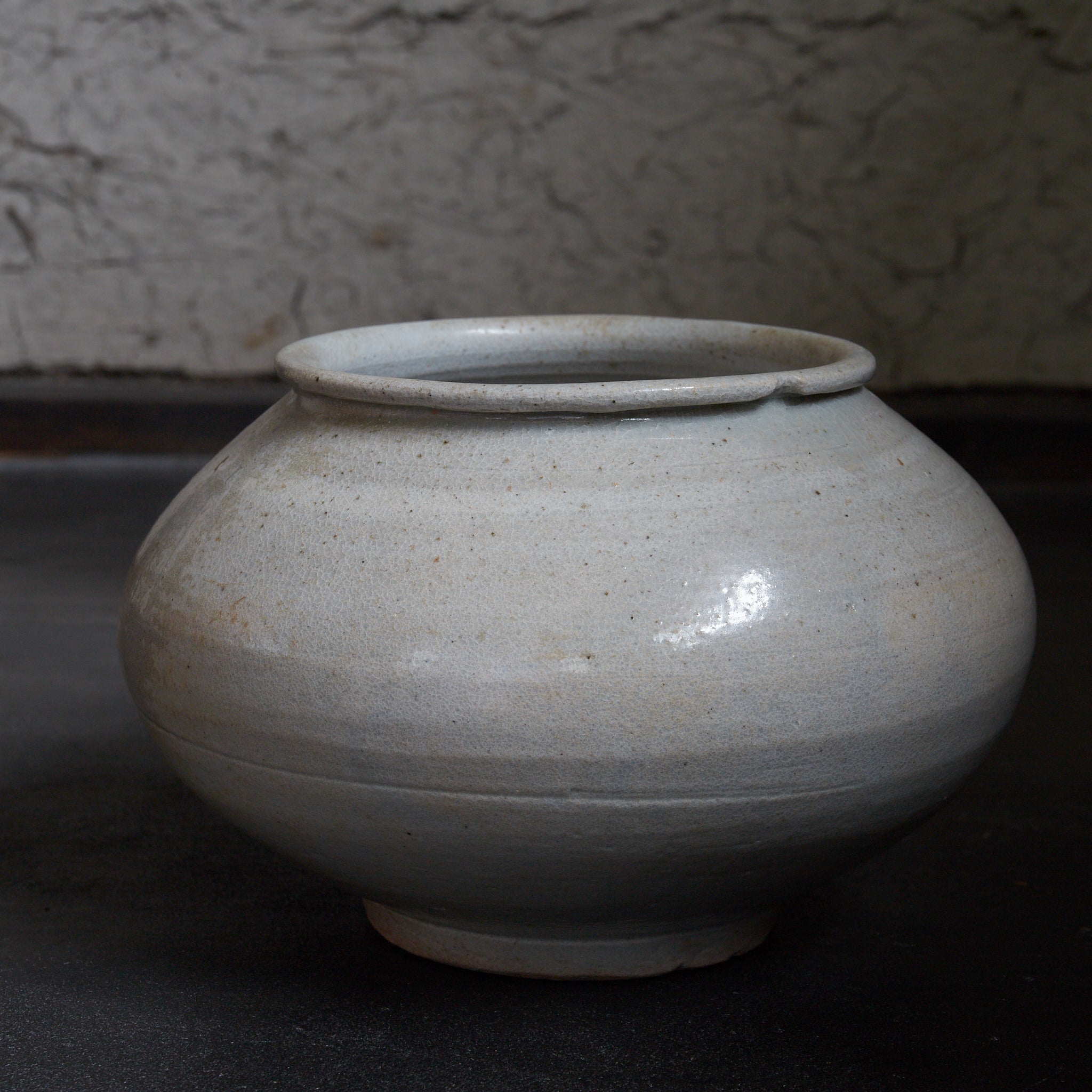 VASO GLOBULARE, Stile Gimhae, porcellana bianca, Dinastia Joseon(1392–1897 d.C.)