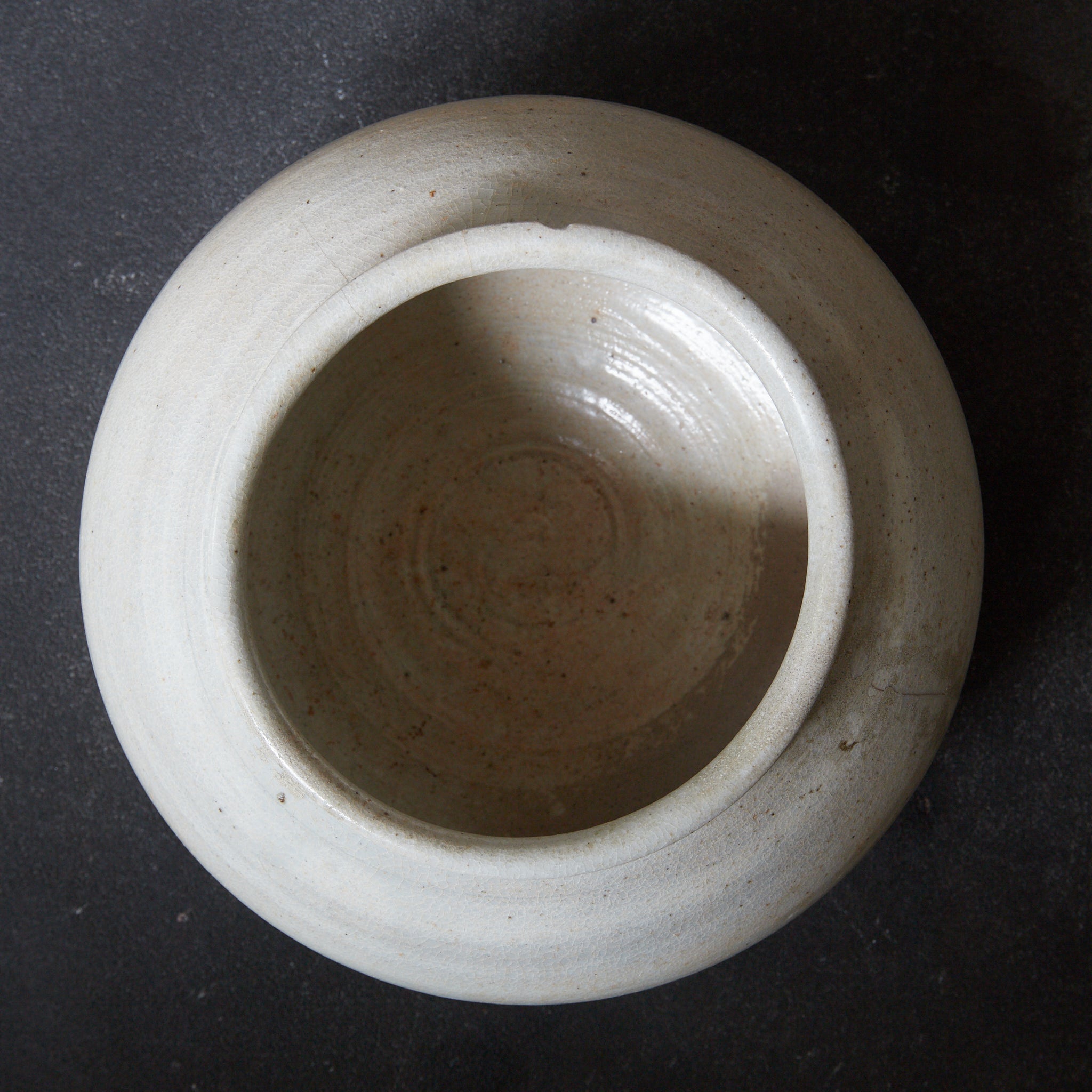 VASO GLOBULARE, Stile Gimhae, porcellana bianca, Dinastia Joseon(1392–1897 d.C.)