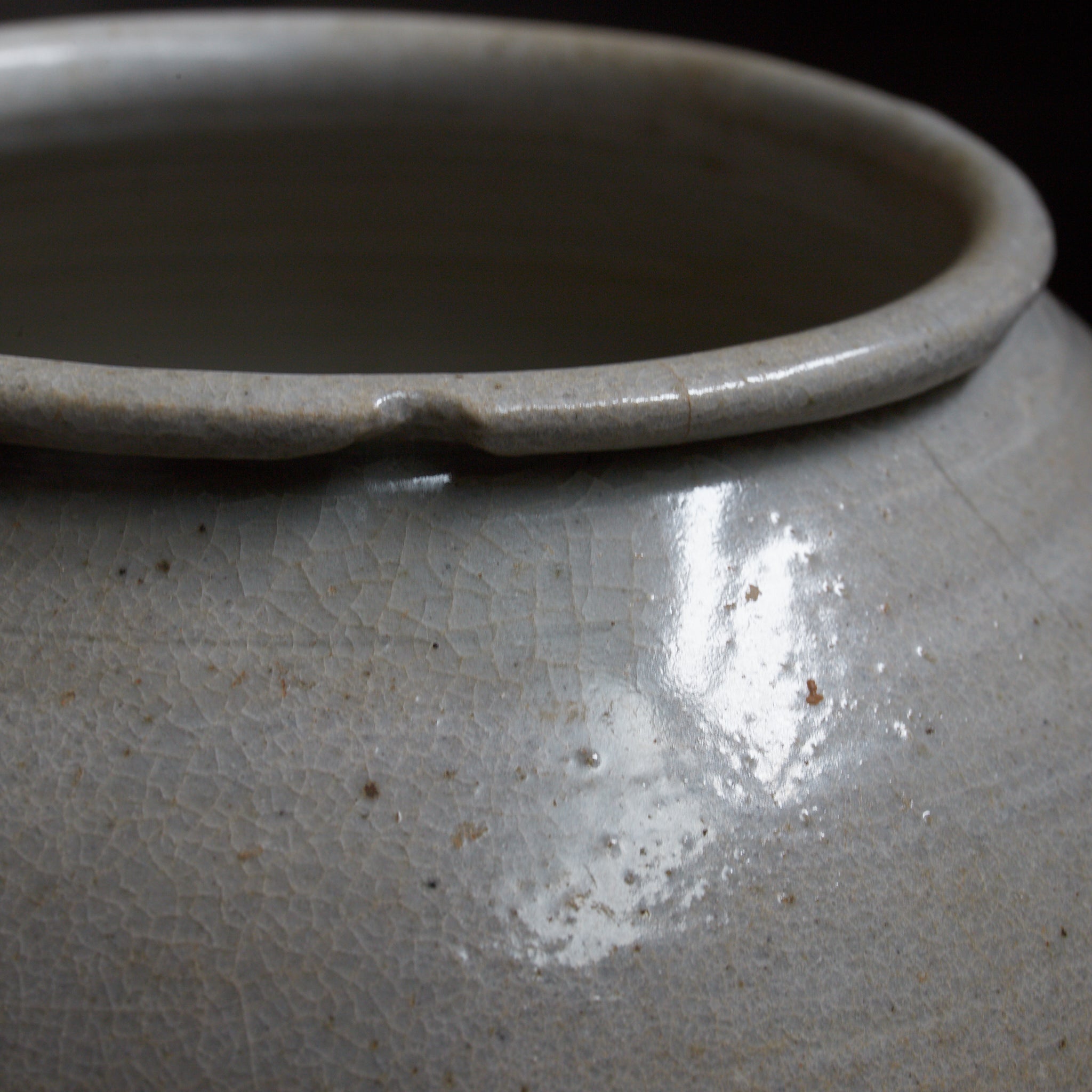 VASO GLOBULARE, Stile Gimhae, porcellana bianca, Dinastia Joseon(1392–1897 d.C.)