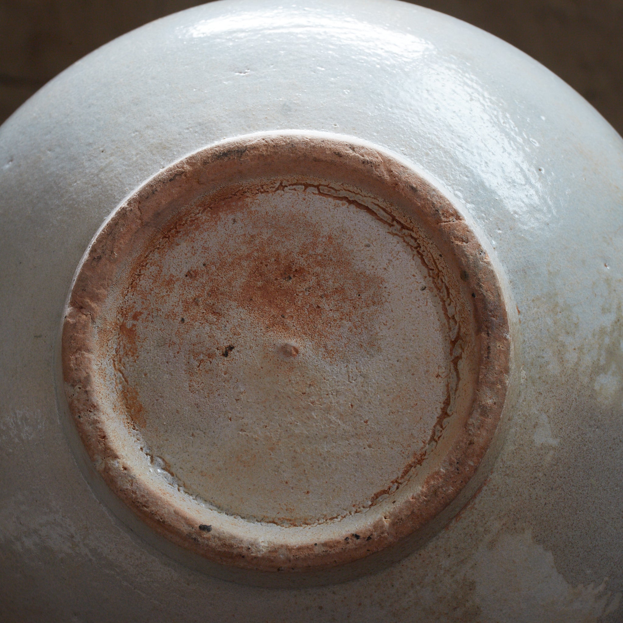 VASO GLOBULARE, Stile Gimhae, porcellana bianca, Dinastia Joseon(1392–1897 d.C.)