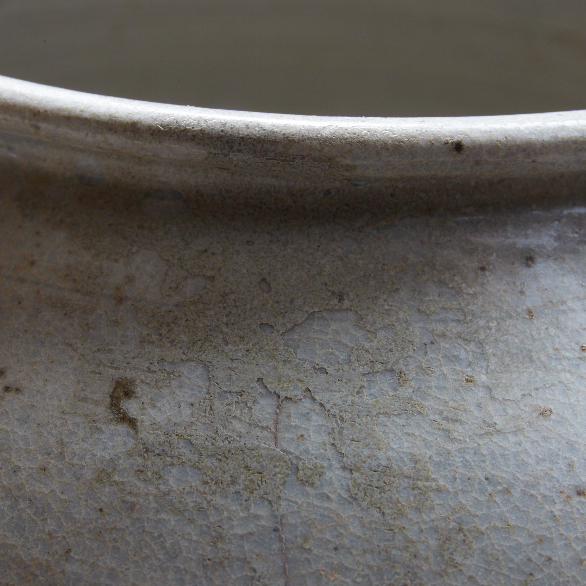 VASO GLOBULARE, Stile Gimhae, porcellana bianca, Dinastia Joseon(1392–1897 d.C.)