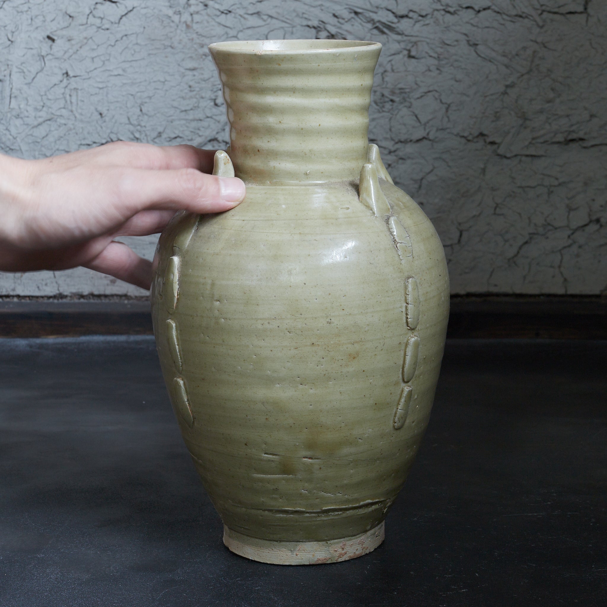 قارورة، فرن تسيجو، سيلادون بـ زخرفة مطبقة ، عهد أسرة سونغ(960–1279 ميلاديًا)