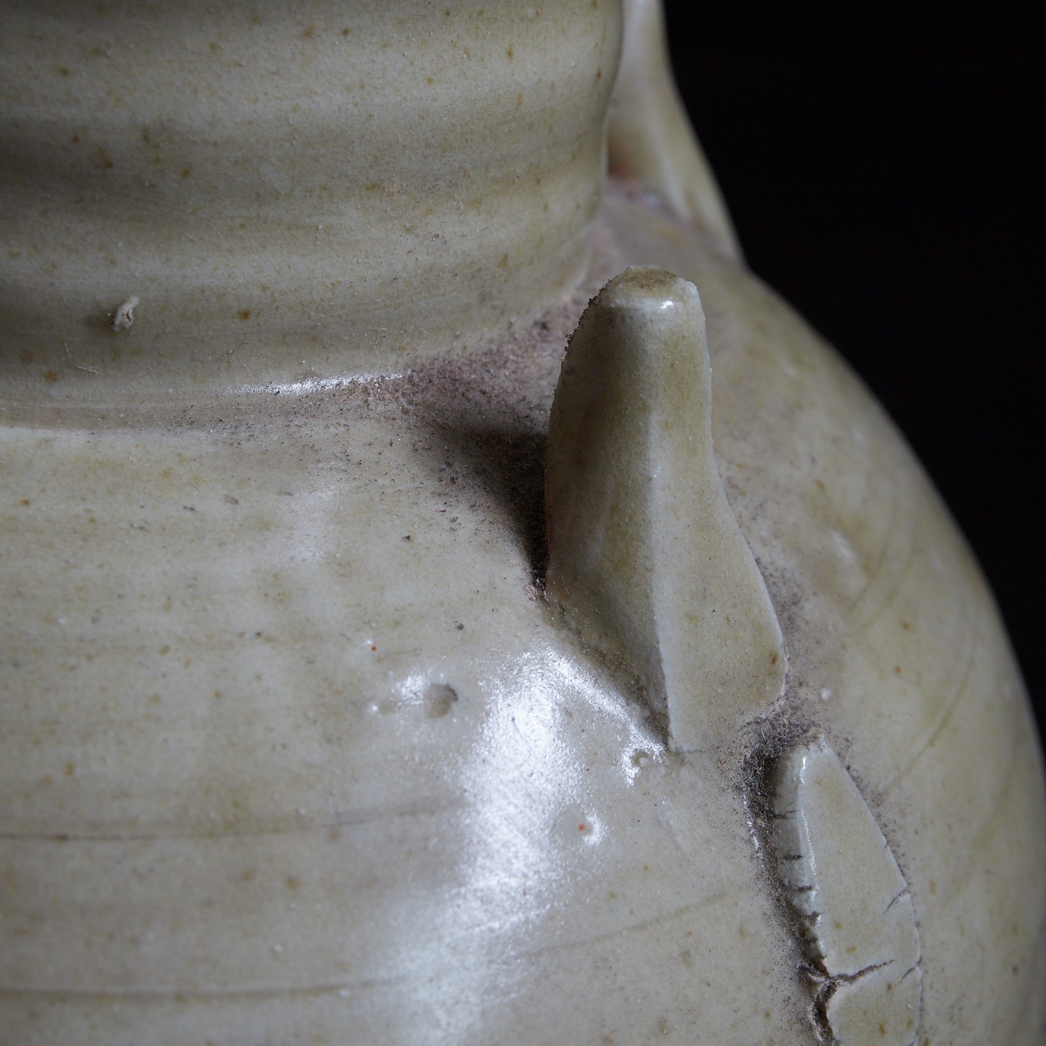 قارورة، فرن تسيجو، سيلادون بـ زخرفة مطبقة ، عهد أسرة سونغ(960–1279 ميلاديًا)