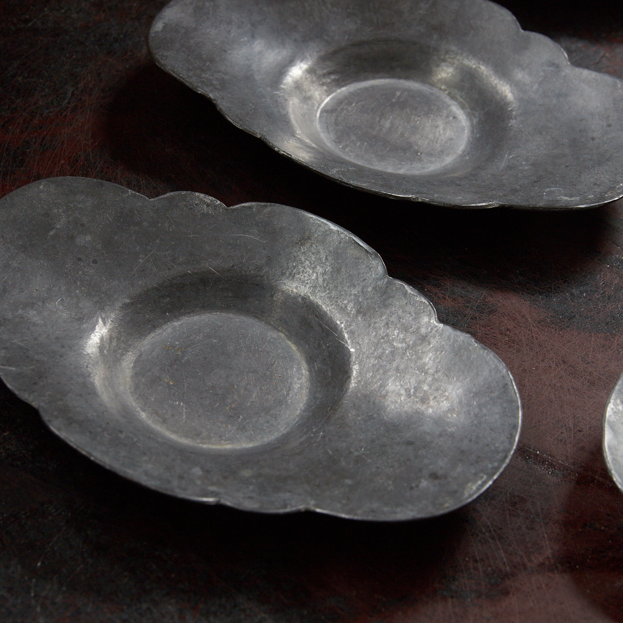 ANCIENNE SOUCOUPE EN FLEUR LOBÉE EN ÉTAIN, Marqué, ensemble de 5, Dynastie Qing(1616–1911 apr. J.-C.)