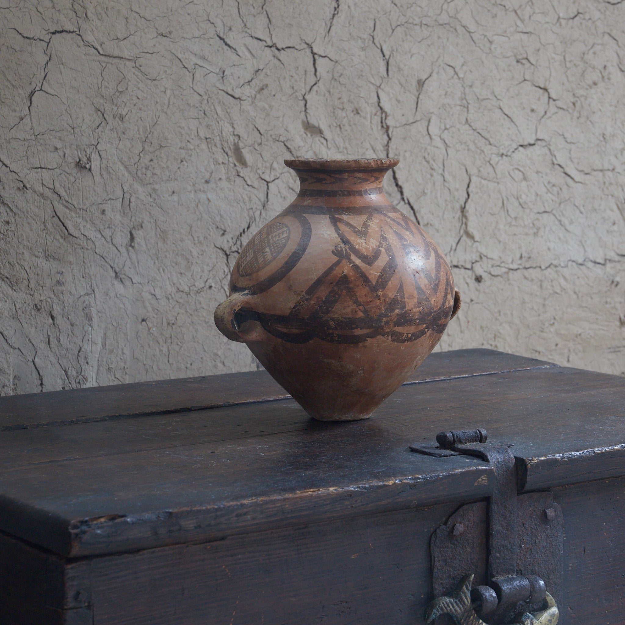 TINAJA DE DOS ASAS, Cerámica pintada, con diseño geométrico, Con caja de madera, Cultura Majiayao(3300–2050 a. C.)