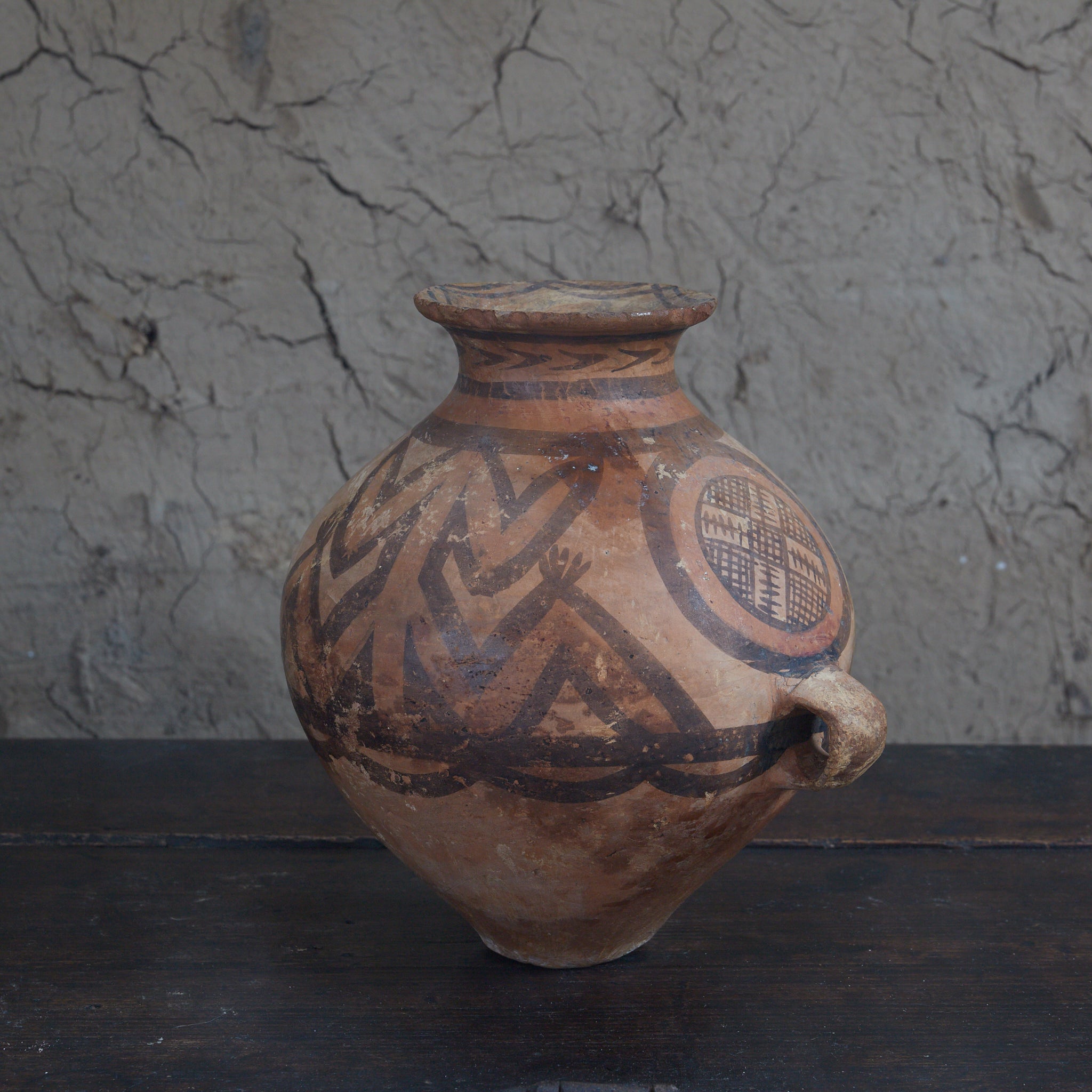 TINAJA DE DOS ASAS, Cerámica pintada, con diseño geométrico, Con caja de madera, Cultura Majiayao(3300–2050 a. C.)
