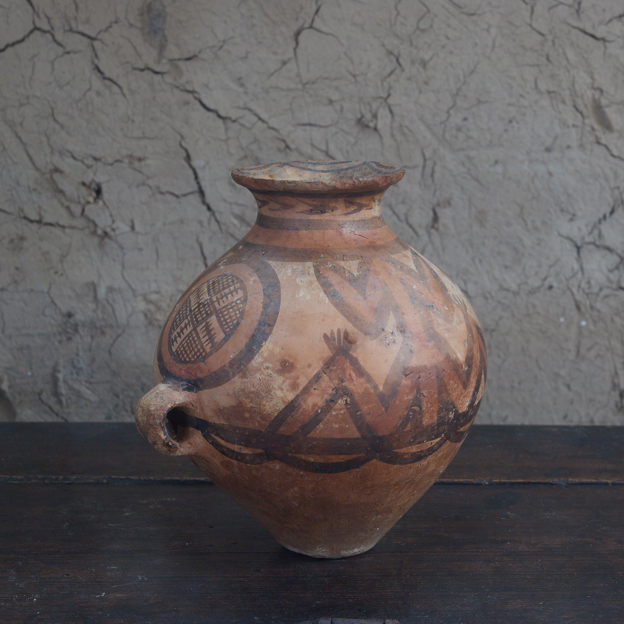 TINAJA DE DOS ASAS, Cerámica pintada, con diseño geométrico, Con caja de madera, Cultura Majiayao(3300–2050 a. C.)
