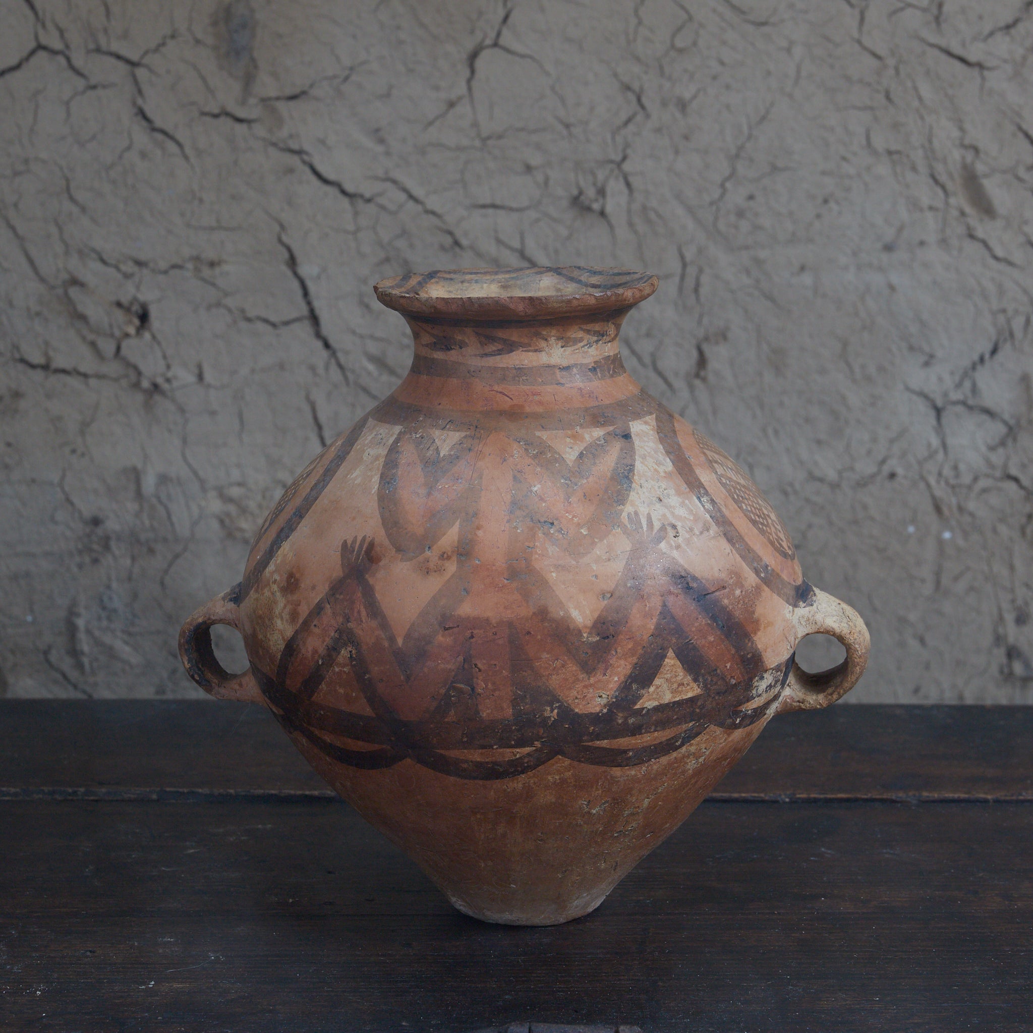 TINAJA DE DOS ASAS, Cerámica pintada, con diseño geométrico, Con caja de madera, Cultura Majiayao(3300–2050 a. C.)