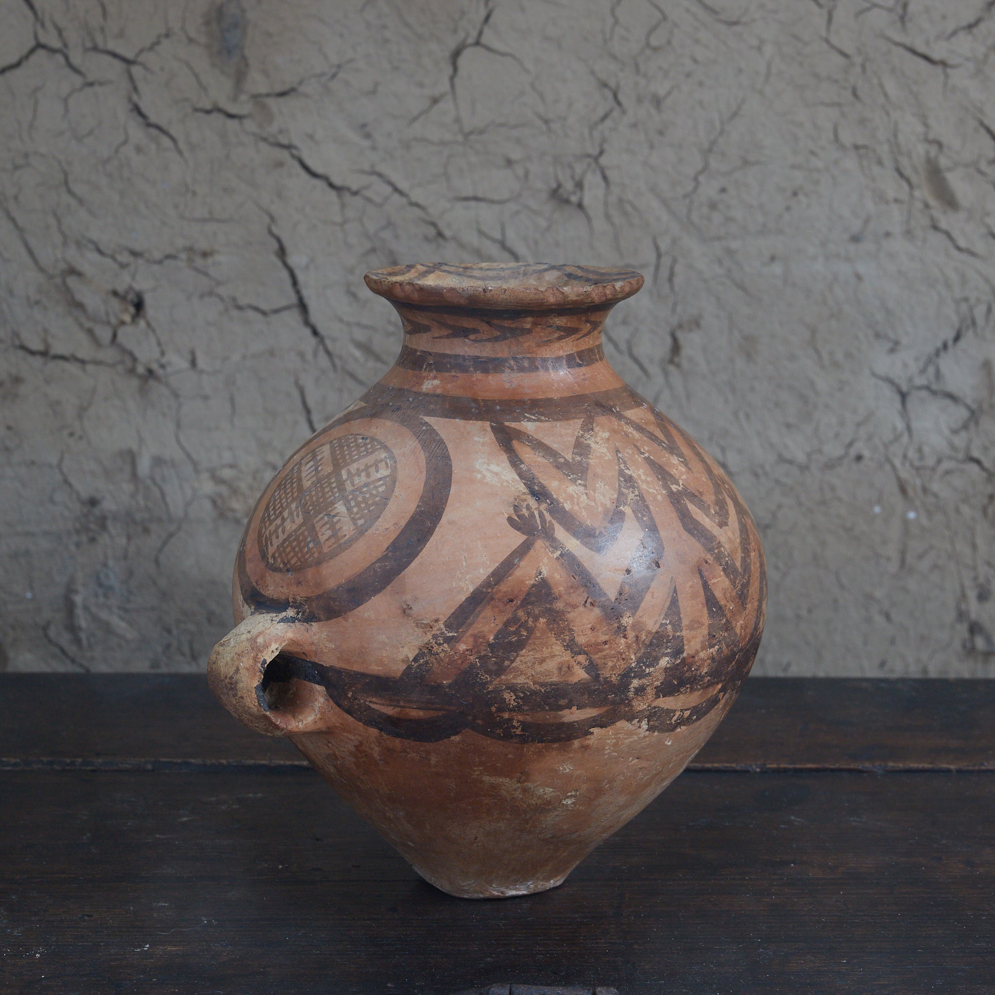 TINAJA DE DOS ASAS, Cerámica pintada, con diseño geométrico, Con caja de madera, Cultura Majiayao(3300–2050 a. C.)