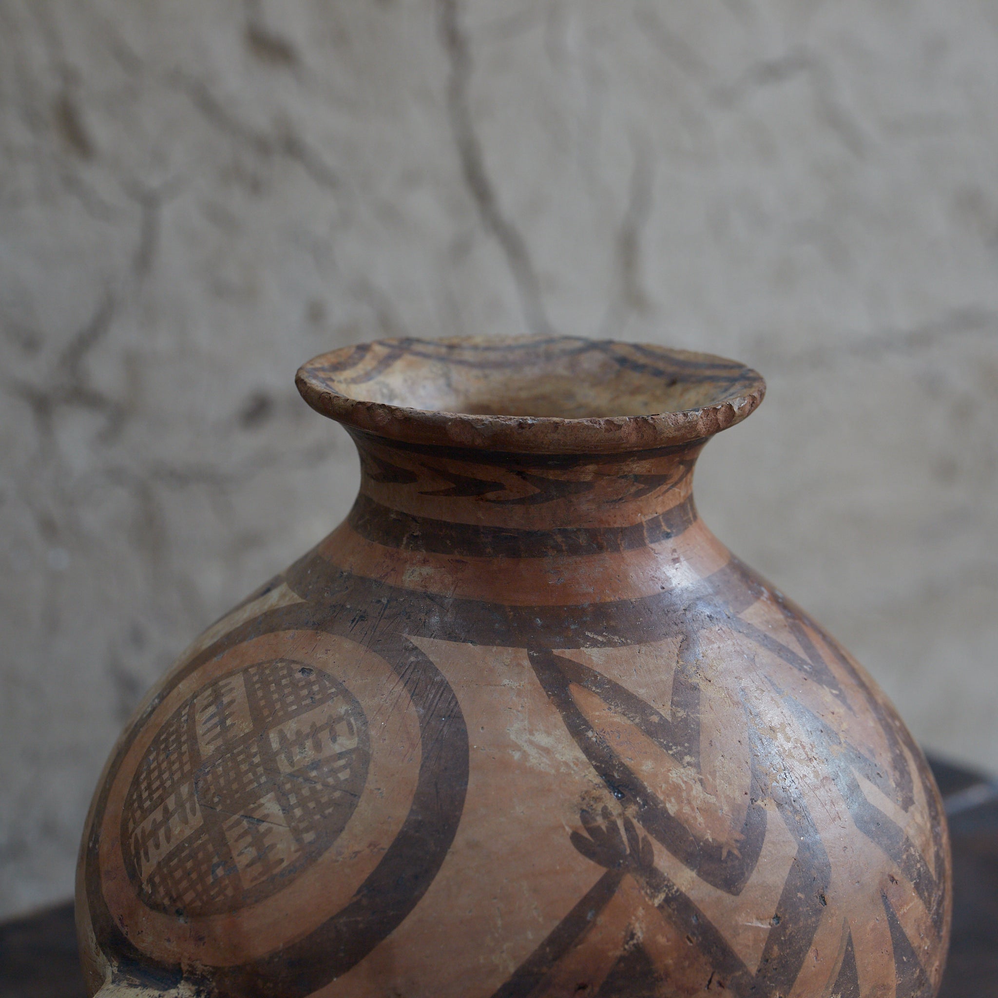 TINAJA DE DOS ASAS, Cerámica pintada, con diseño geométrico, Con caja de madera, Cultura Majiayao(3300–2050 a. C.)