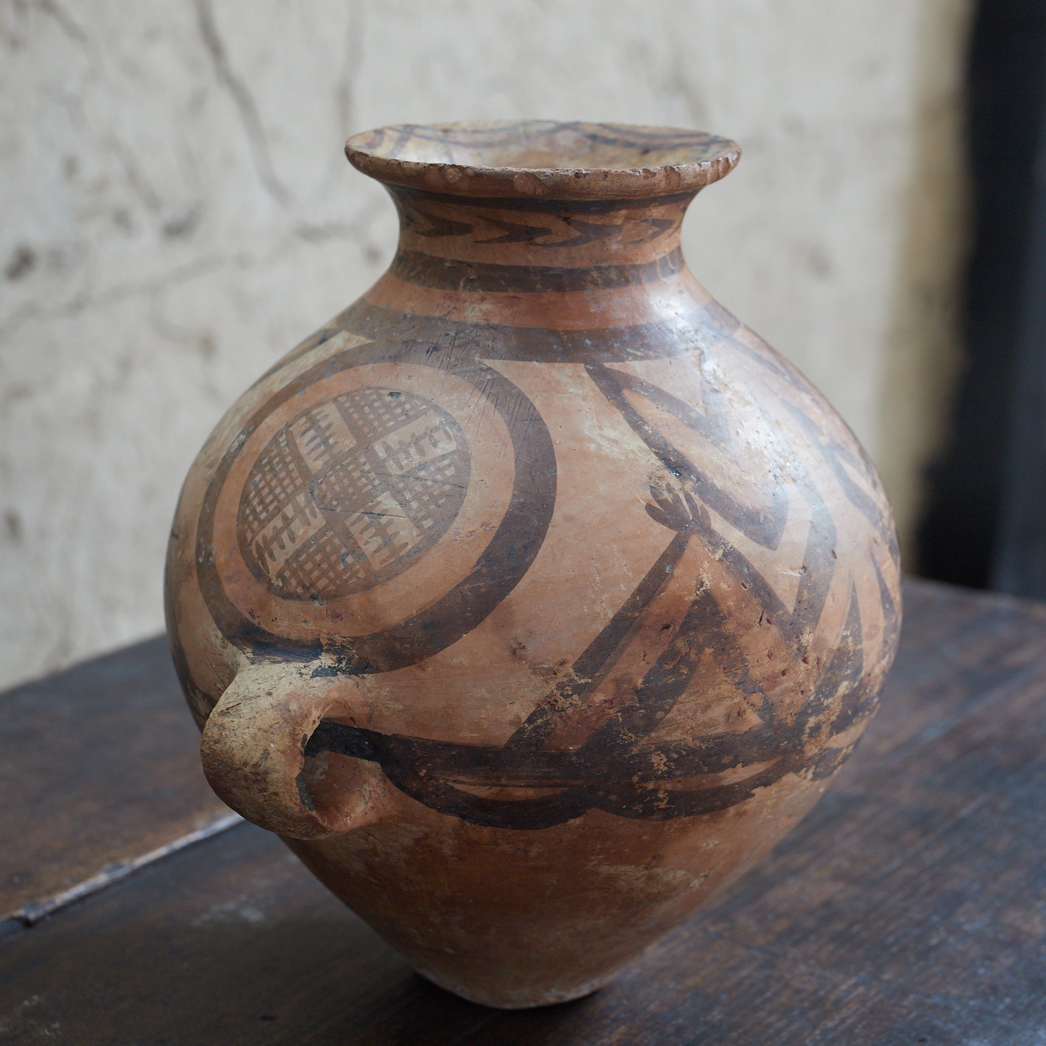 TINAJA DE DOS ASAS, Cerámica pintada, con diseño geométrico, Con caja de madera, Cultura Majiayao(3300–2050 a. C.)