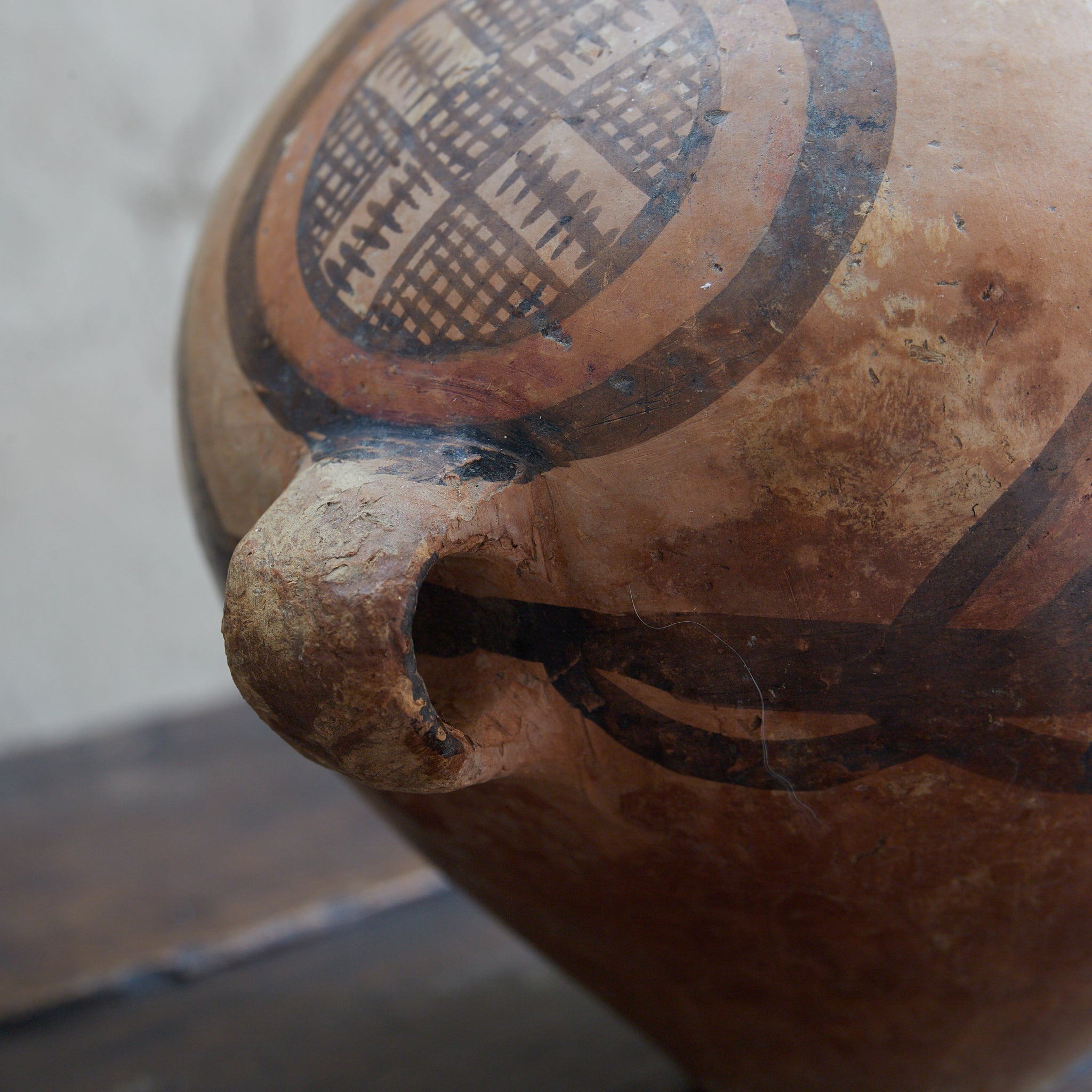 TINAJA DE DOS ASAS, Cerámica pintada, con diseño geométrico, Con caja de madera, Cultura Majiayao(3300–2050 a. C.)