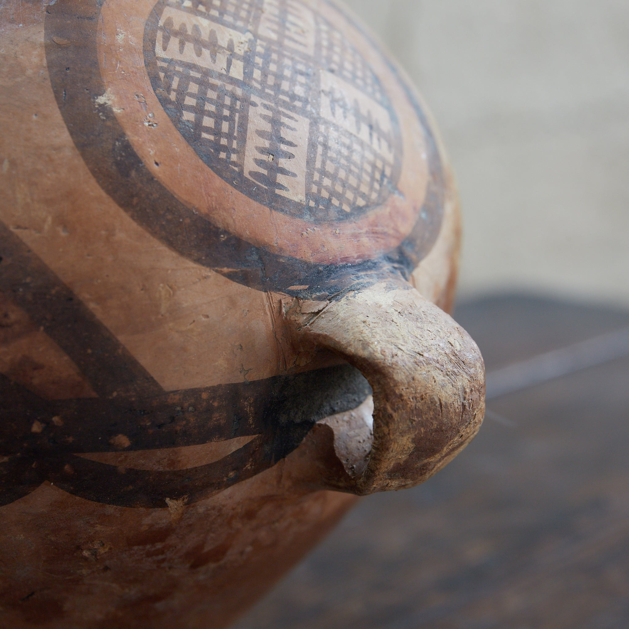 TINAJA DE DOS ASAS, Cerámica pintada, con diseño geométrico, Con caja de madera, Cultura Majiayao(3300–2050 a. C.)