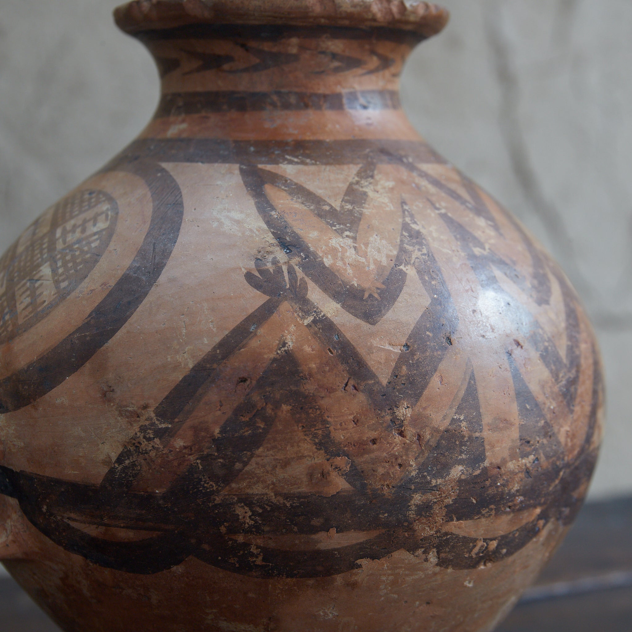 TINAJA DE DOS ASAS, Cerámica pintada, con diseño geométrico, Con caja de madera, Cultura Majiayao(3300–2050 a. C.)