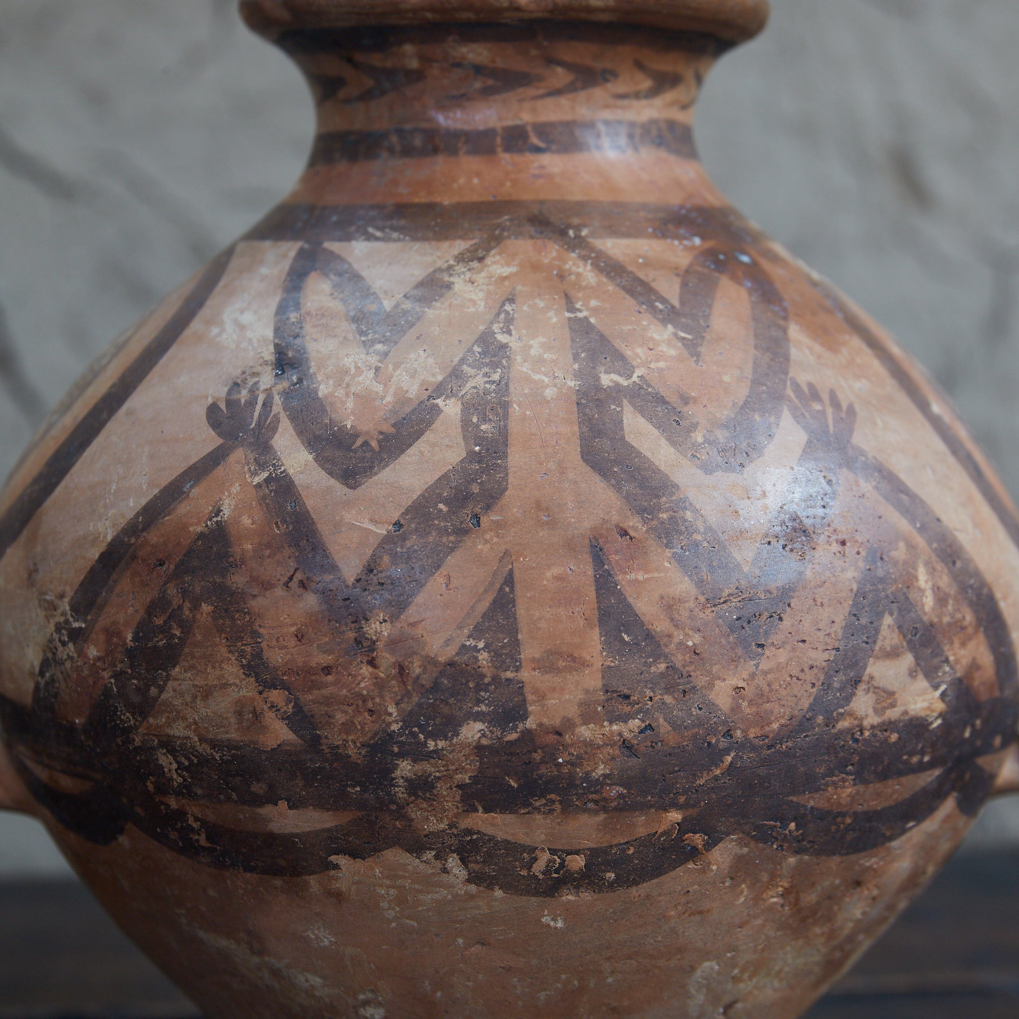 TINAJA DE DOS ASAS, Cerámica pintada, con diseño geométrico, Con caja de madera, Cultura Majiayao(3300–2050 a. C.)