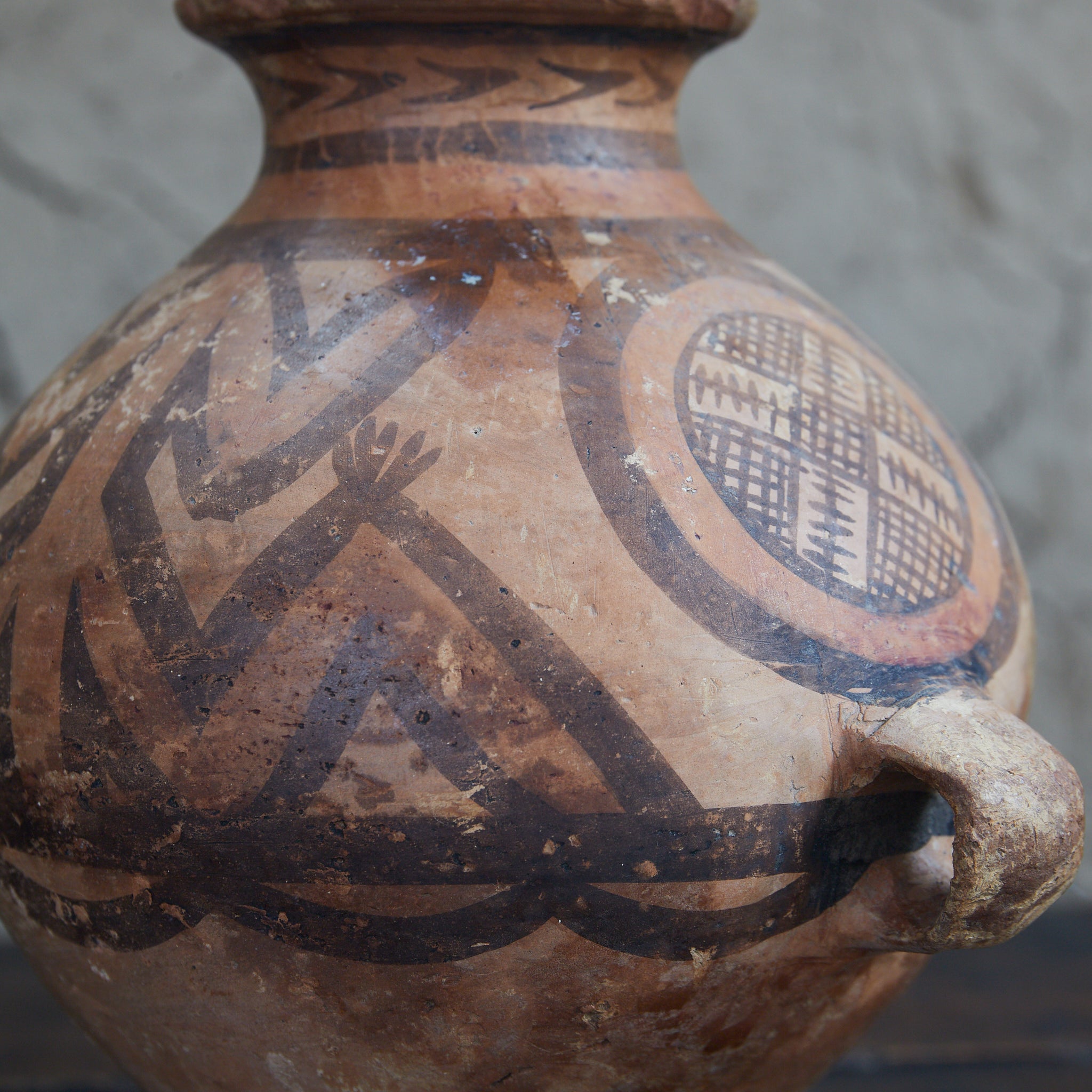 TINAJA DE DOS ASAS, Cerámica pintada, con diseño geométrico, Con caja de madera, Cultura Majiayao(3300–2050 a. C.)