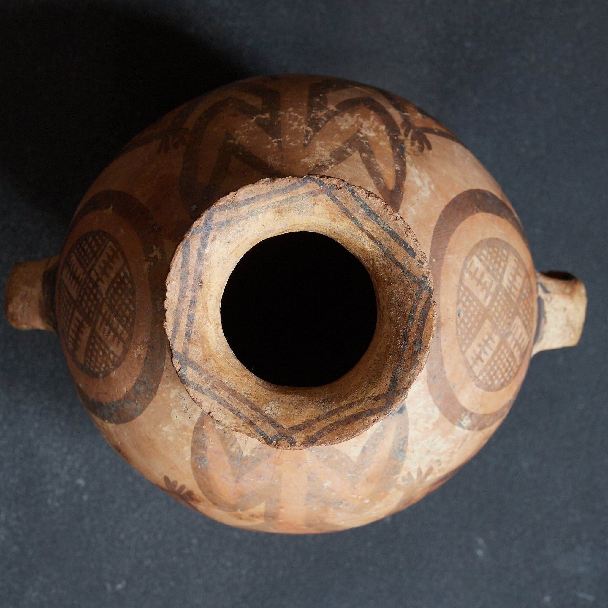 TINAJA DE DOS ASAS, Cerámica pintada, con diseño geométrico, Con caja de madera, Cultura Majiayao(3300–2050 a. C.)