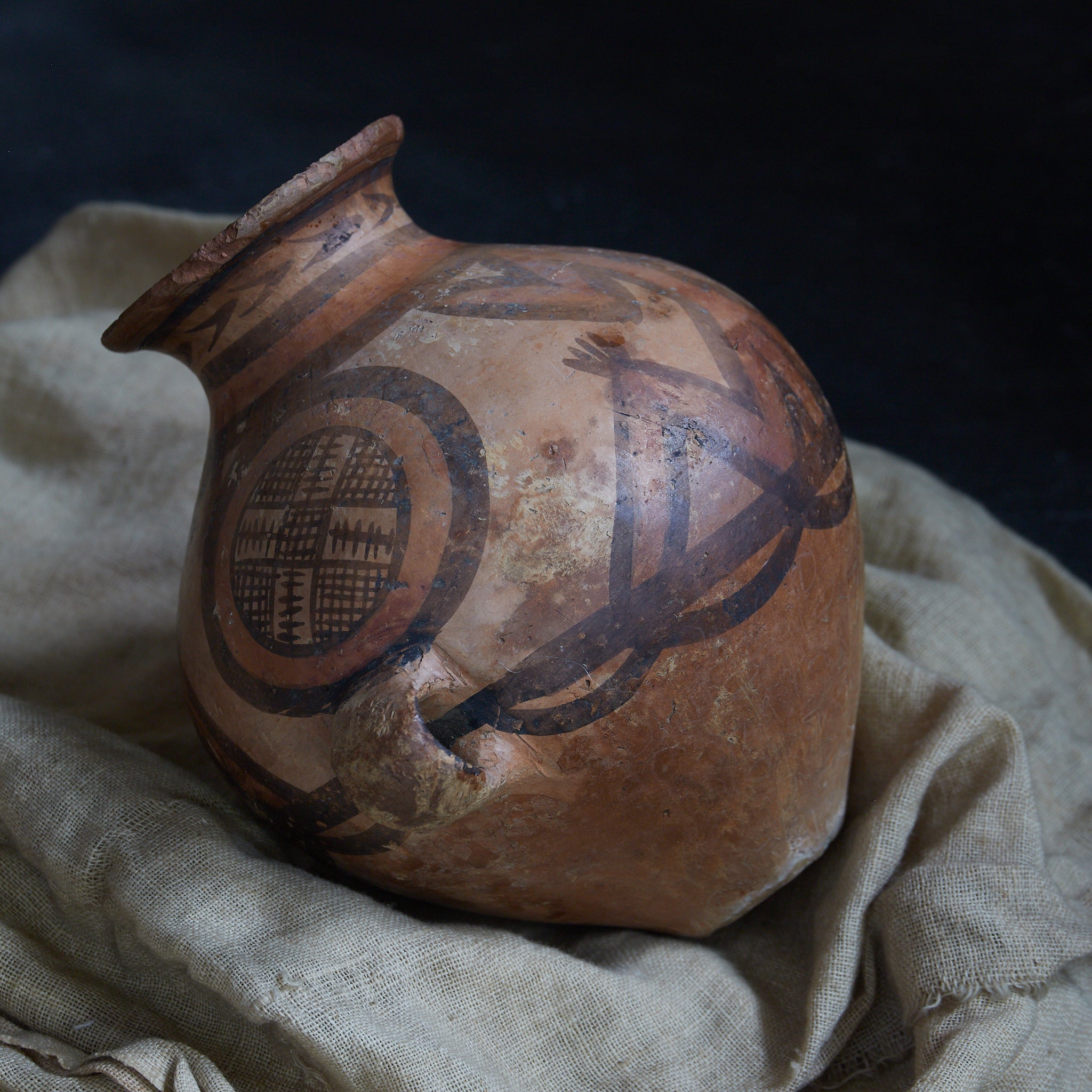 TINAJA DE DOS ASAS, Cerámica pintada, con diseño geométrico, Con caja de madera, Cultura Majiayao(3300–2050 a. C.)