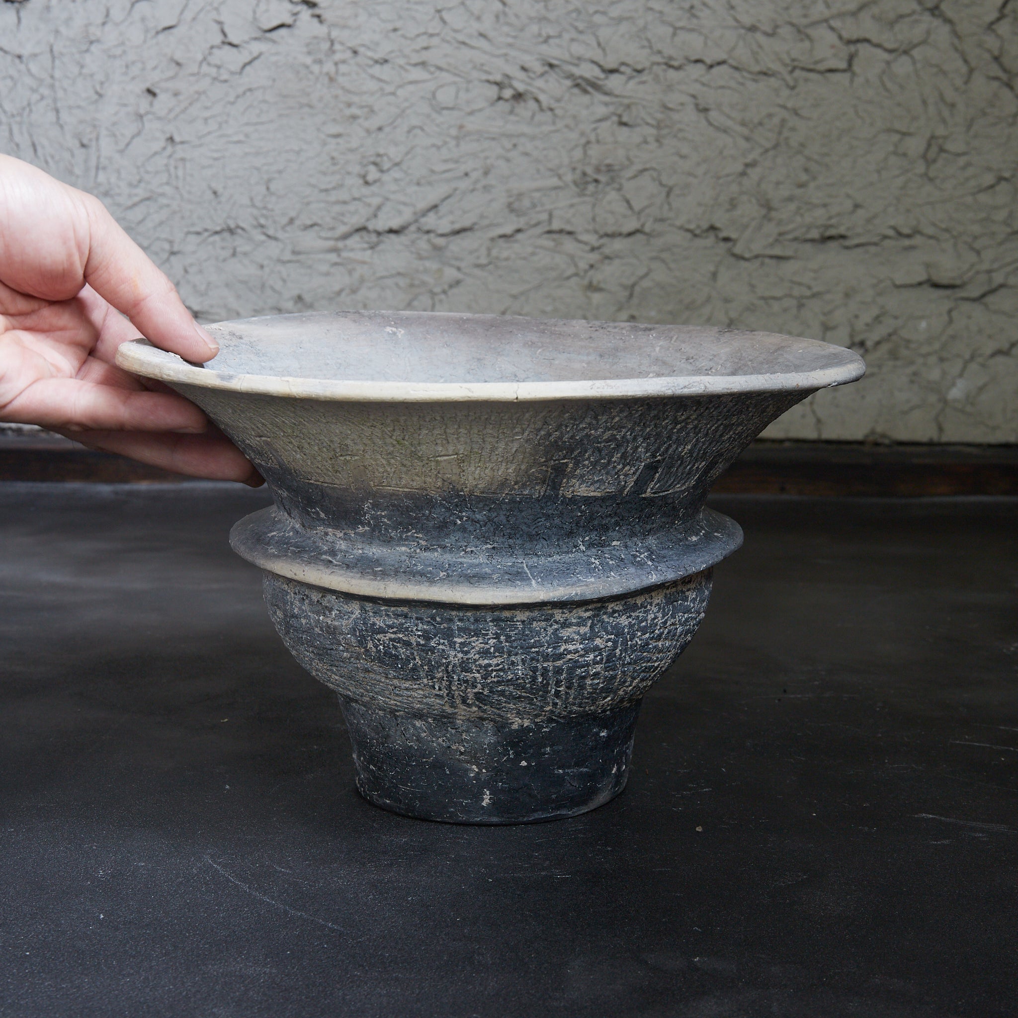 POTERIE NOIRE / TERRE CUITE / JARRE À BOUCHE LARGE, Ban Chiang, avec lignes incisées, Avec boîte en bois, Antiquité(IIIe–XIIe siècle)