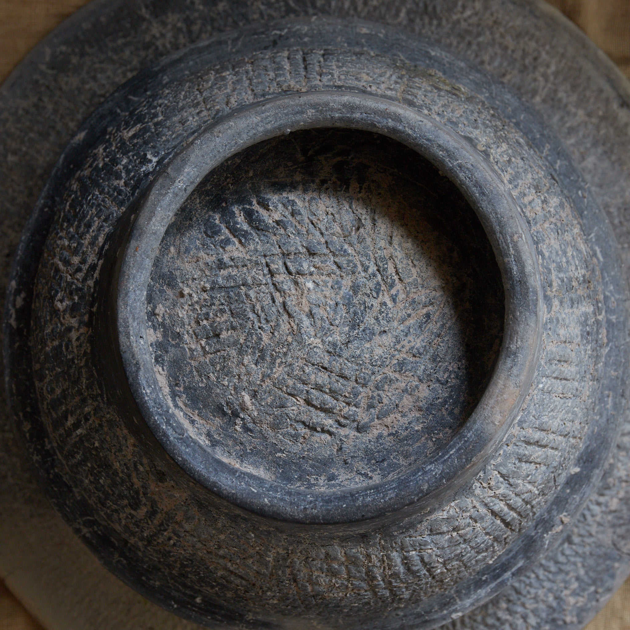 POTERIE NOIRE / TERRE CUITE / JARRE À BOUCHE LARGE, Ban Chiang, avec lignes incisées, Avec boîte en bois, Antiquité(IIIe–XIIe siècle)