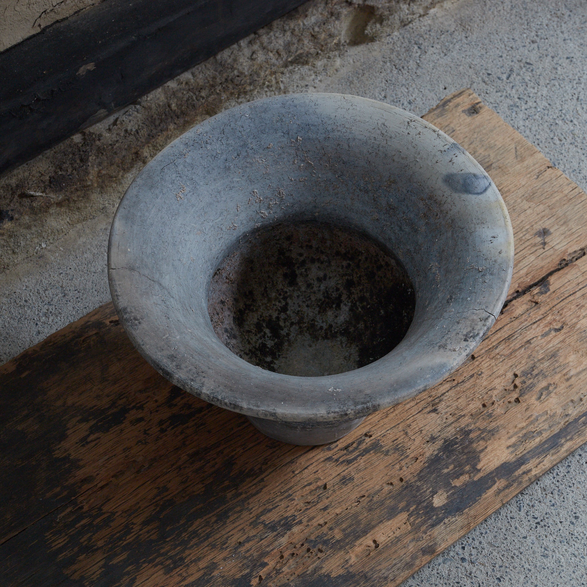 POTERIE NOIRE / TERRE CUITE / JARRE À BOUCHE LARGE, Ban Chiang, avec lignes incisées, Avec boîte en bois, Antiquité(IIIe–XIIe siècle)