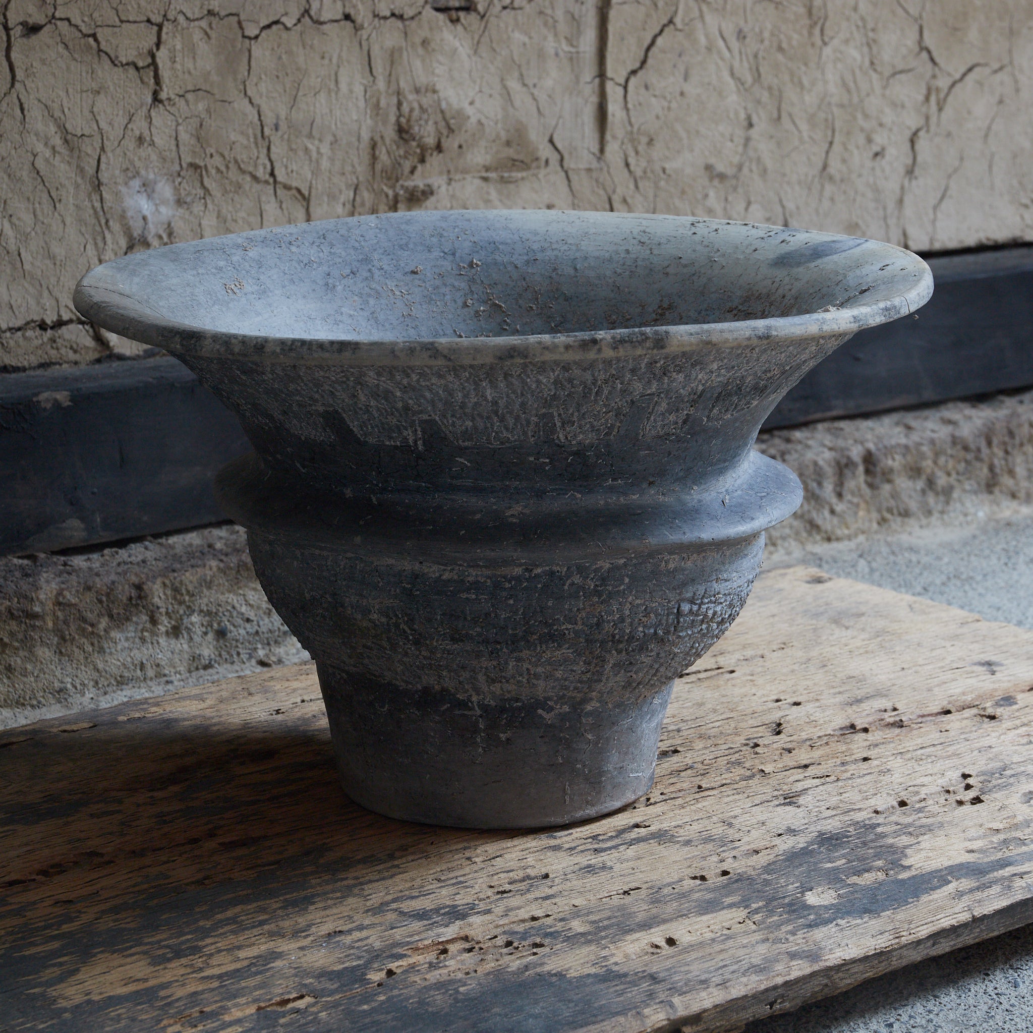 POTERIE NOIRE / TERRE CUITE / JARRE À BOUCHE LARGE, Ban Chiang, avec lignes incisées, Avec boîte en bois, Antiquité(IIIe–XIIe siècle)