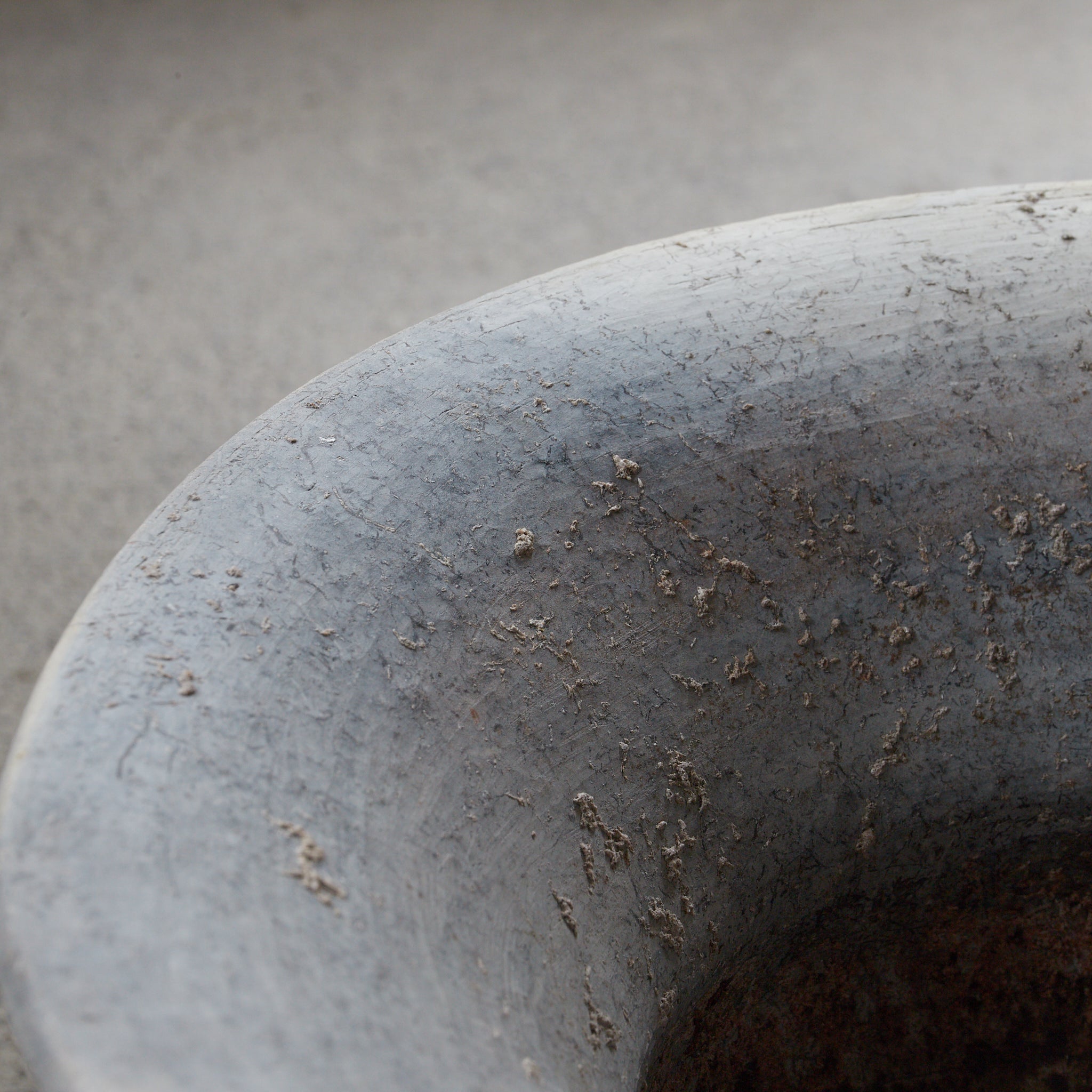 POTERIE NOIRE / TERRE CUITE / JARRE À BOUCHE LARGE, Ban Chiang, avec lignes incisées, Avec boîte en bois, Antiquité(IIIe–XIIe siècle)