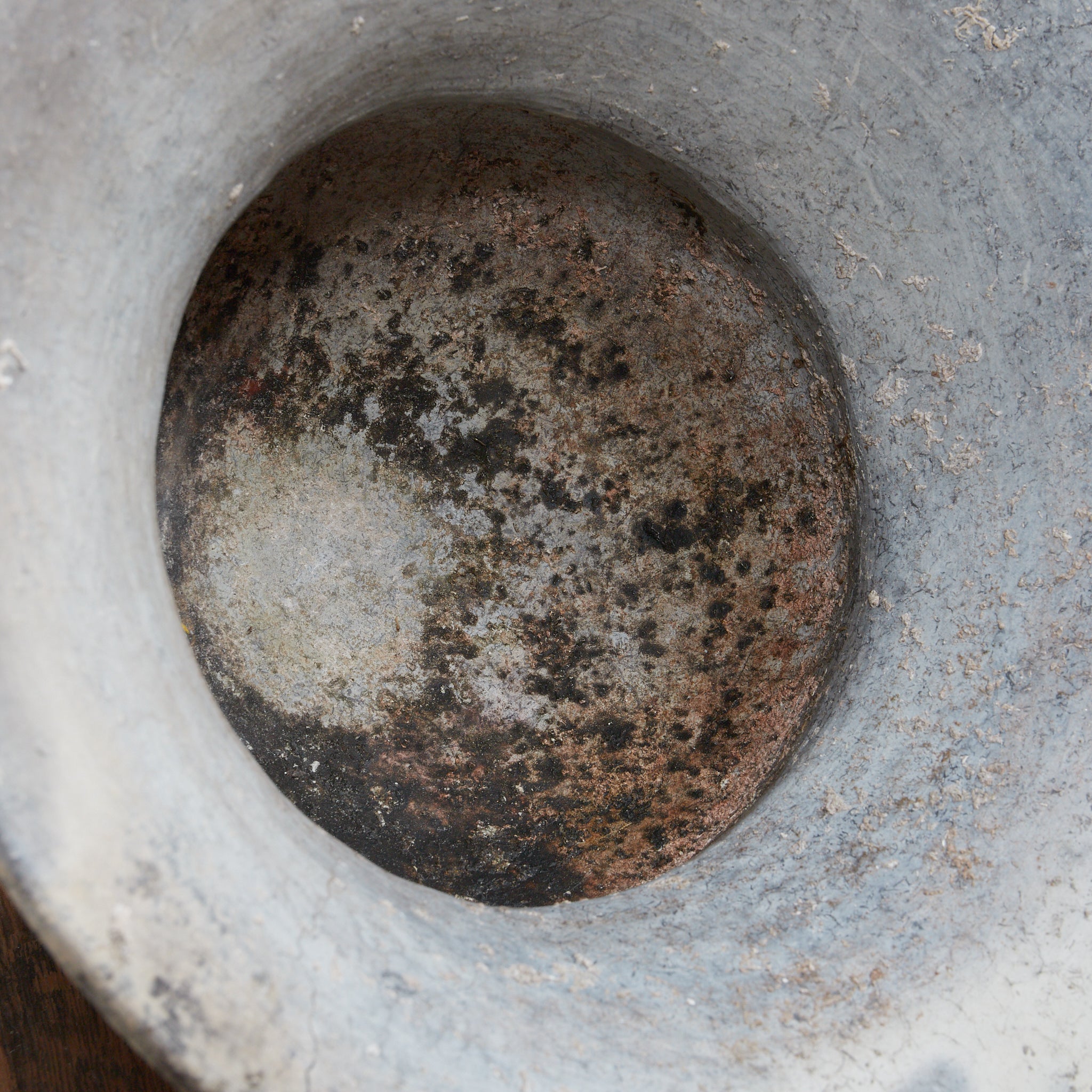 POTERIE NOIRE / TERRE CUITE / JARRE À BOUCHE LARGE, Ban Chiang, avec lignes incisées, Avec boîte en bois, Antiquité(IIIe–XIIe siècle)