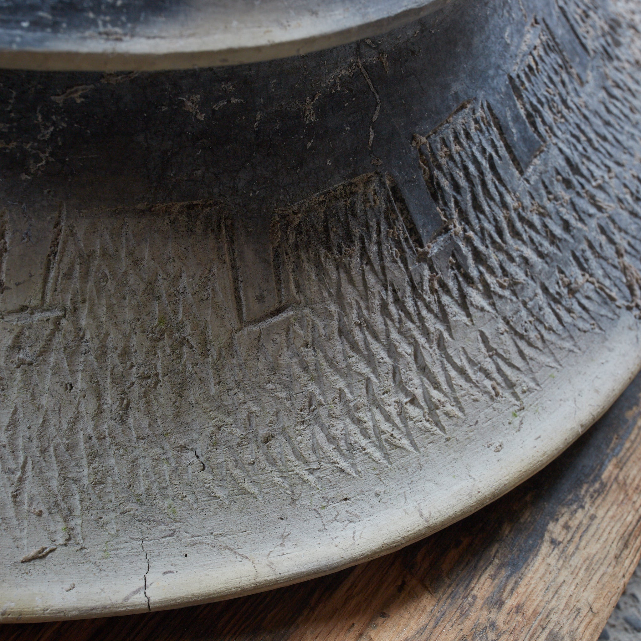 POTERIE NOIRE / TERRE CUITE / JARRE À BOUCHE LARGE, Ban Chiang, avec lignes incisées, Avec boîte en bois, Antiquité(IIIe–XIIe siècle)