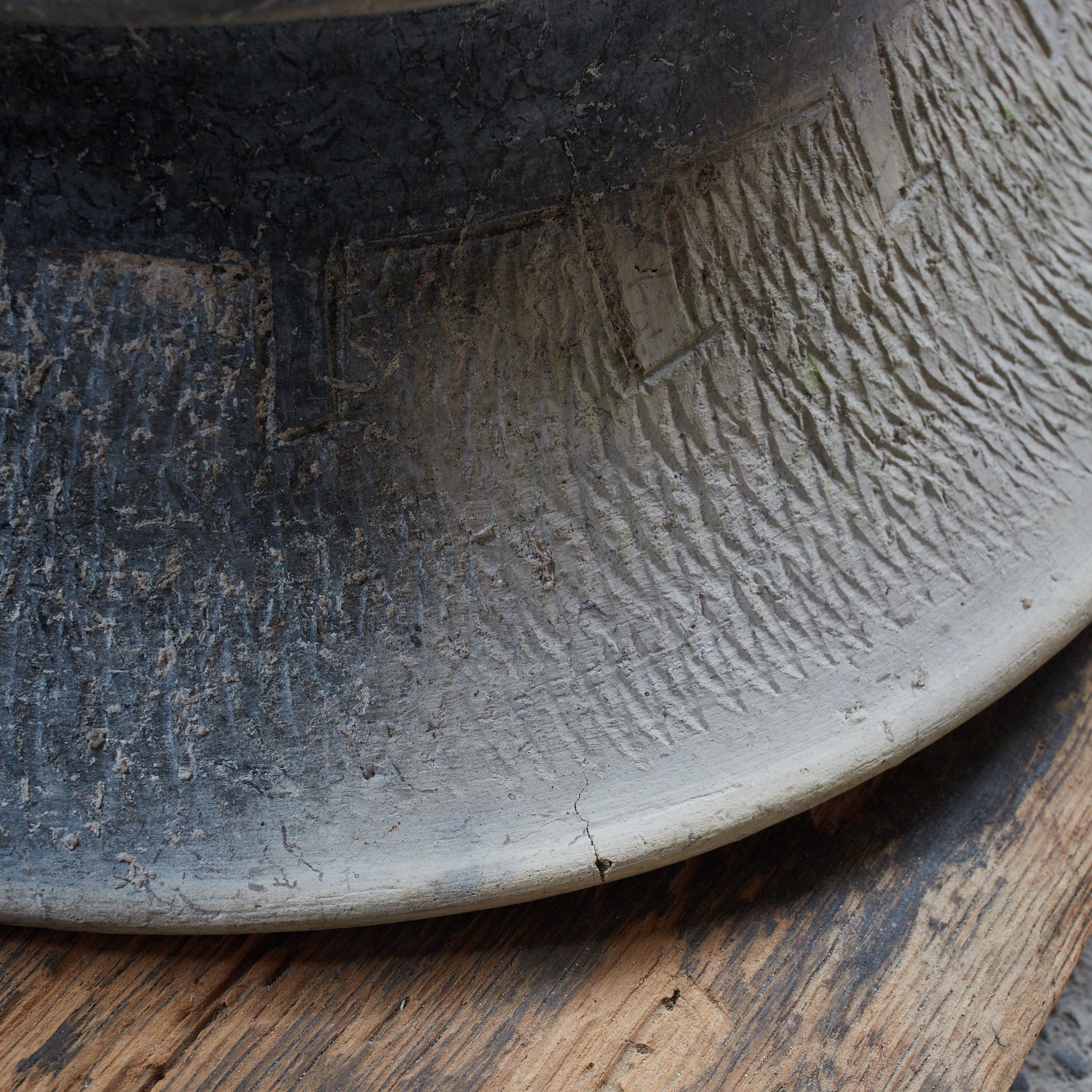 POTERIE NOIRE / TERRE CUITE / JARRE À BOUCHE LARGE, Ban Chiang, avec lignes incisées, Avec boîte en bois, Antiquité(IIIe–XIIe siècle)