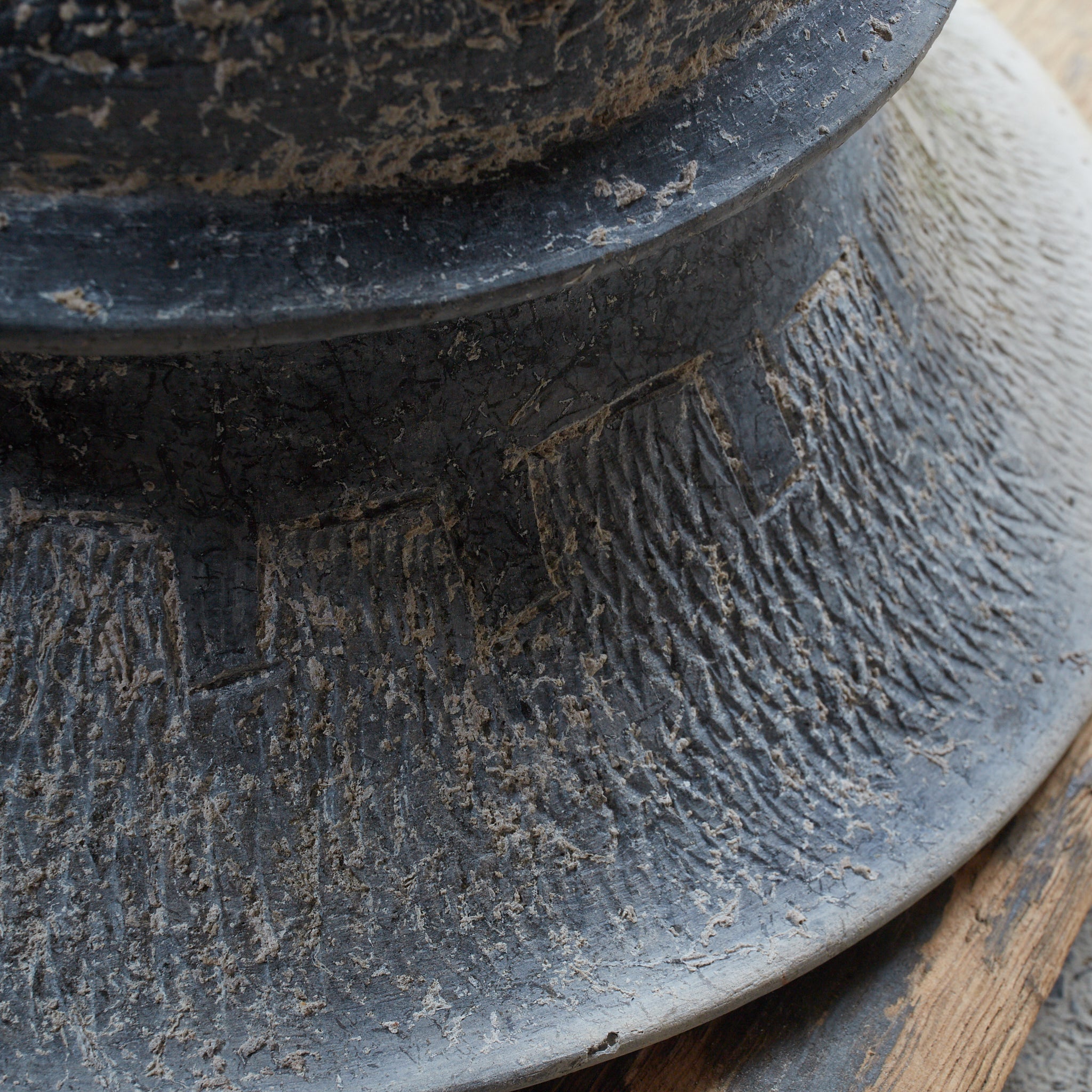 POTERIE NOIRE / TERRE CUITE / JARRE À BOUCHE LARGE, Ban Chiang, avec lignes incisées, Avec boîte en bois, Antiquité(IIIe–XIIe siècle)