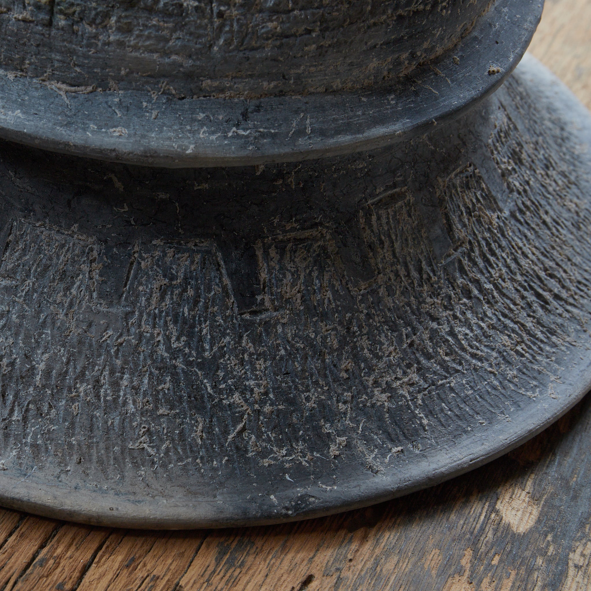 POTERIE NOIRE / TERRE CUITE / JARRE À BOUCHE LARGE, Ban Chiang, avec lignes incisées, Avec boîte en bois, Antiquité(IIIe–XIIe siècle)