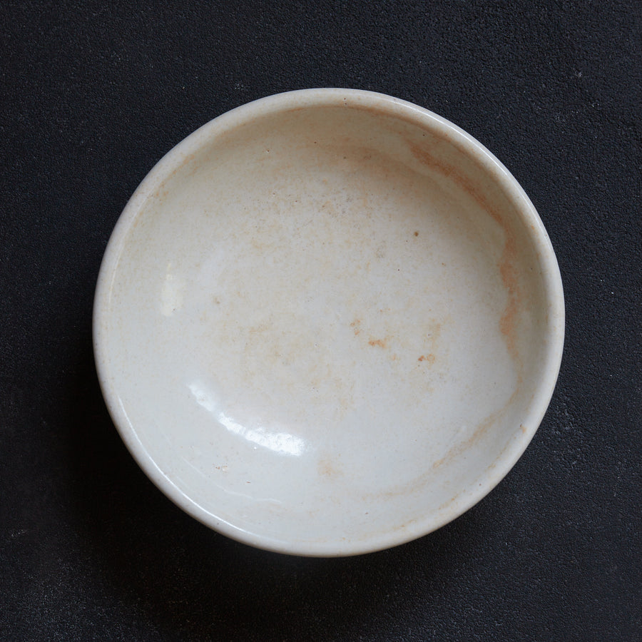 SCHALE, Weiß glasiert, Song–Yuan-Zeit (960–1368 n. Chr.)