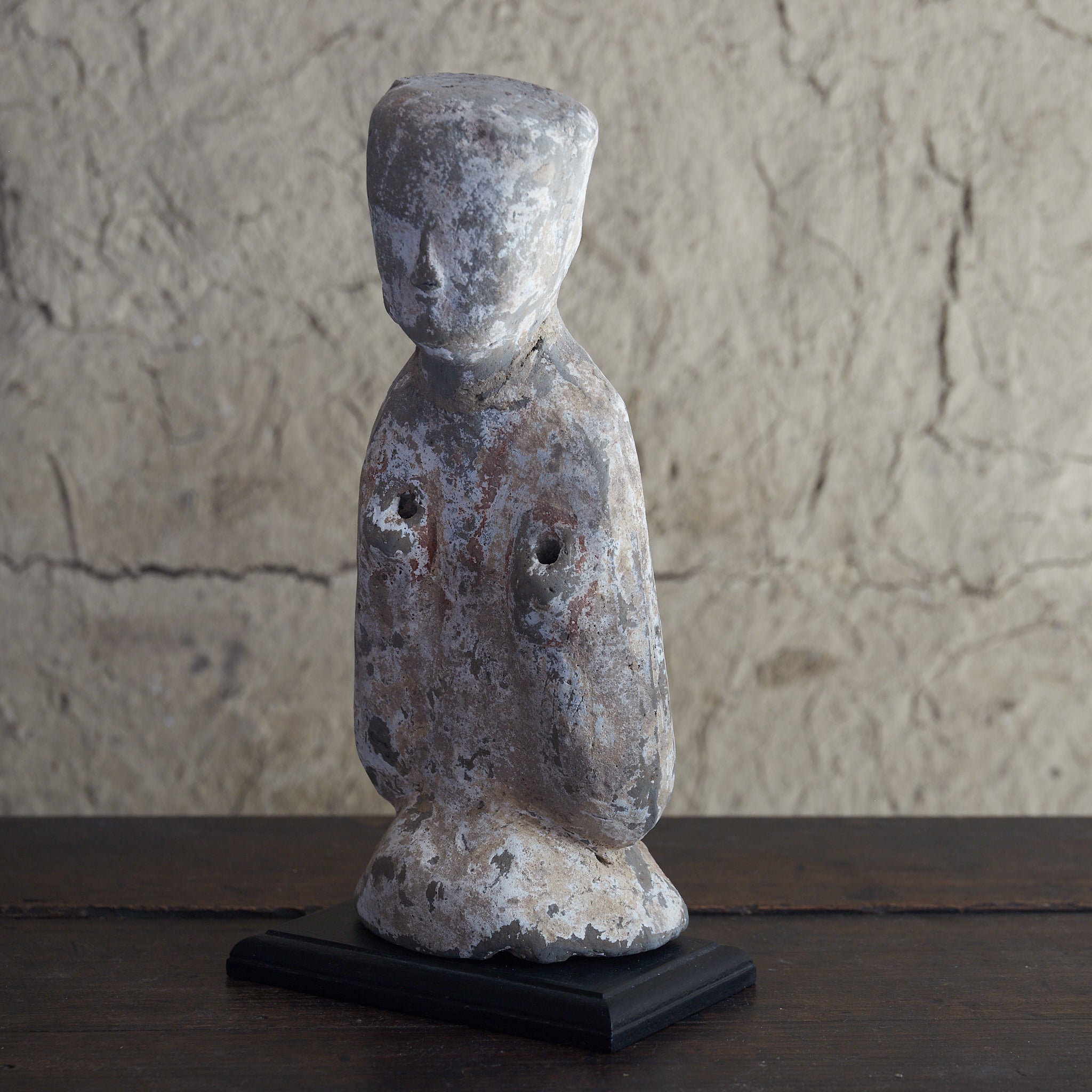 FIGURA FUNERARIA, Terracotta grigia con ingobbio e pigmenti, Dinastia Han (206 a.C.–220 d.C.) | Immagine di dettaglio 3