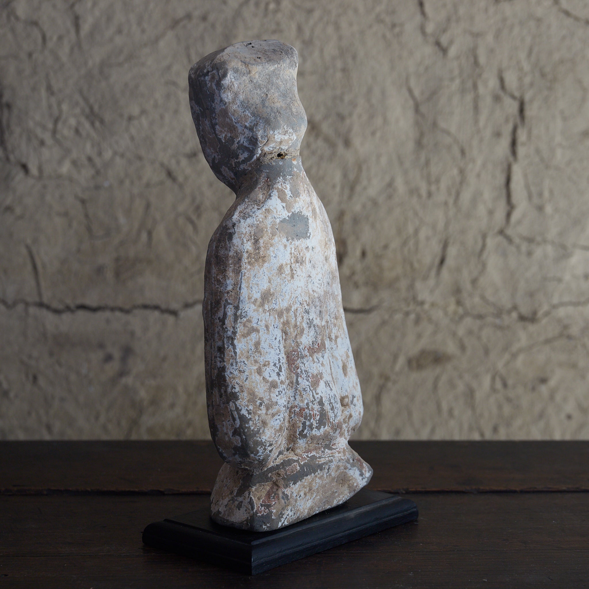 FIGURA FUNERARIA, Terracotta grigia con ingobbio e pigmenti, Dinastia Han (206 a.C.–220 d.C.) | Immagine di dettaglio 5