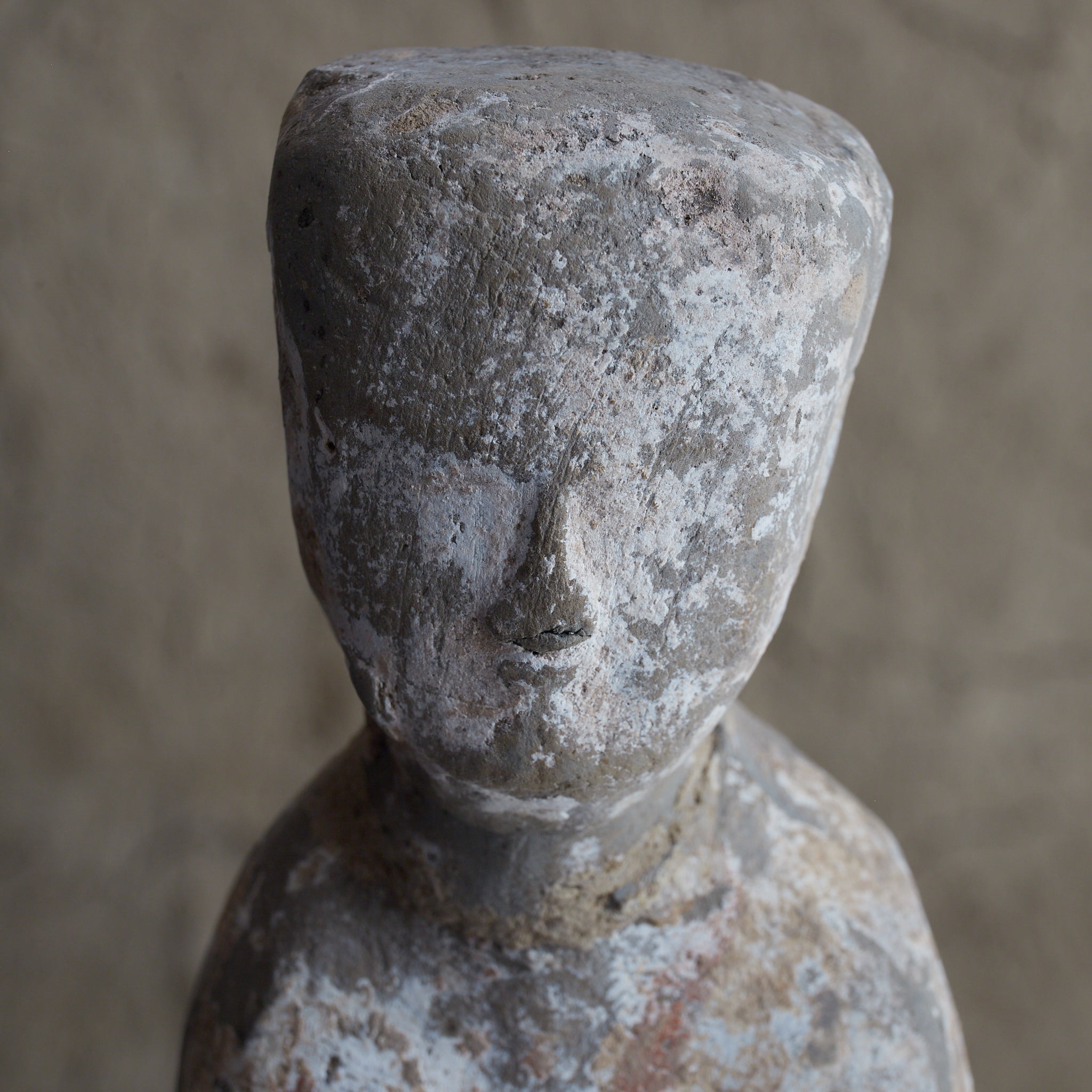 FIGURA FUNERARIA, Terracotta grigia con ingobbio e pigmenti, Dinastia Han (206 a.C.–220 d.C.) | Immagine di dettaglio 16