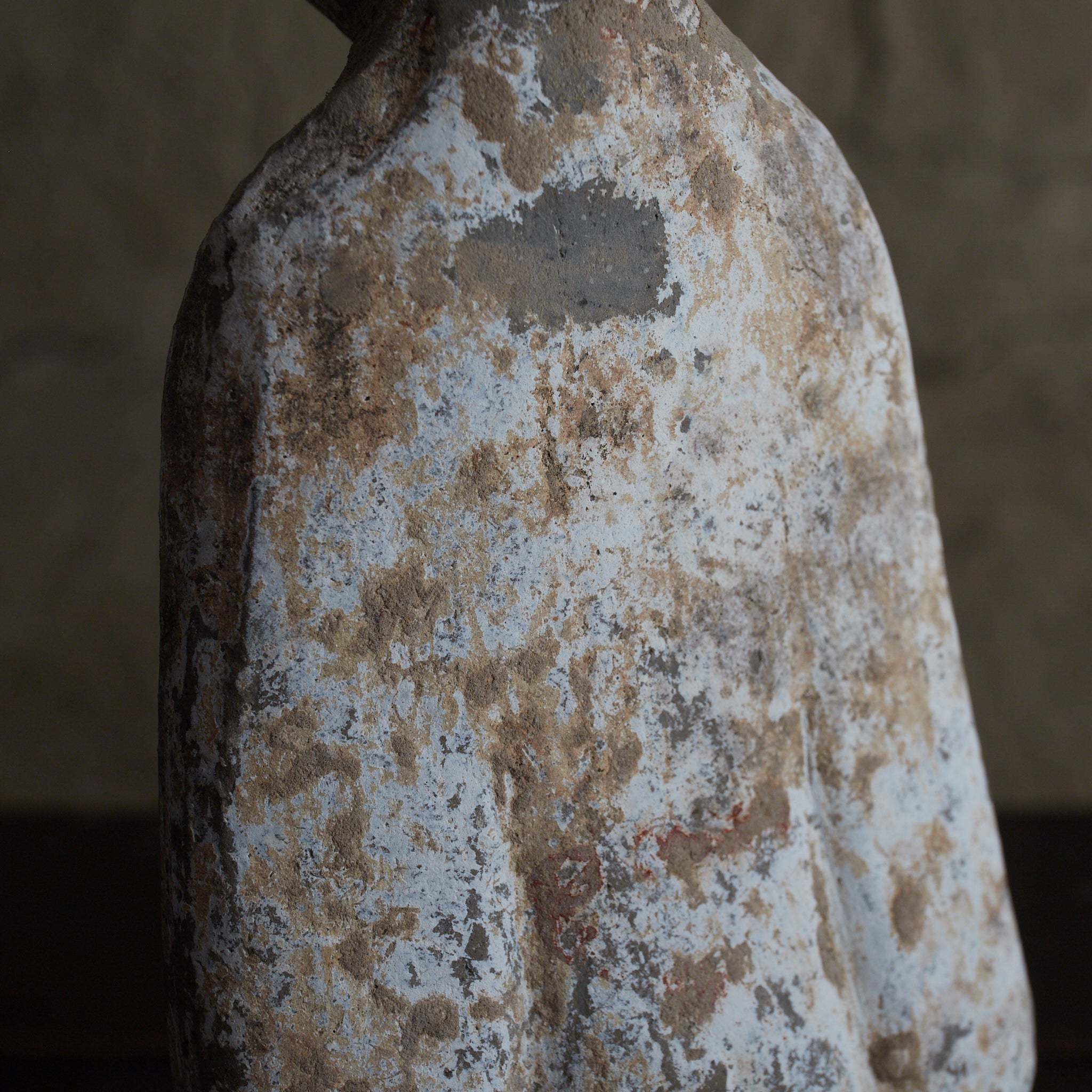 FIGURA FUNERARIA, Terracotta grigia con ingobbio e pigmenti, Dinastia Han (206 a.C.–220 d.C.) | Immagine di dettaglio 25