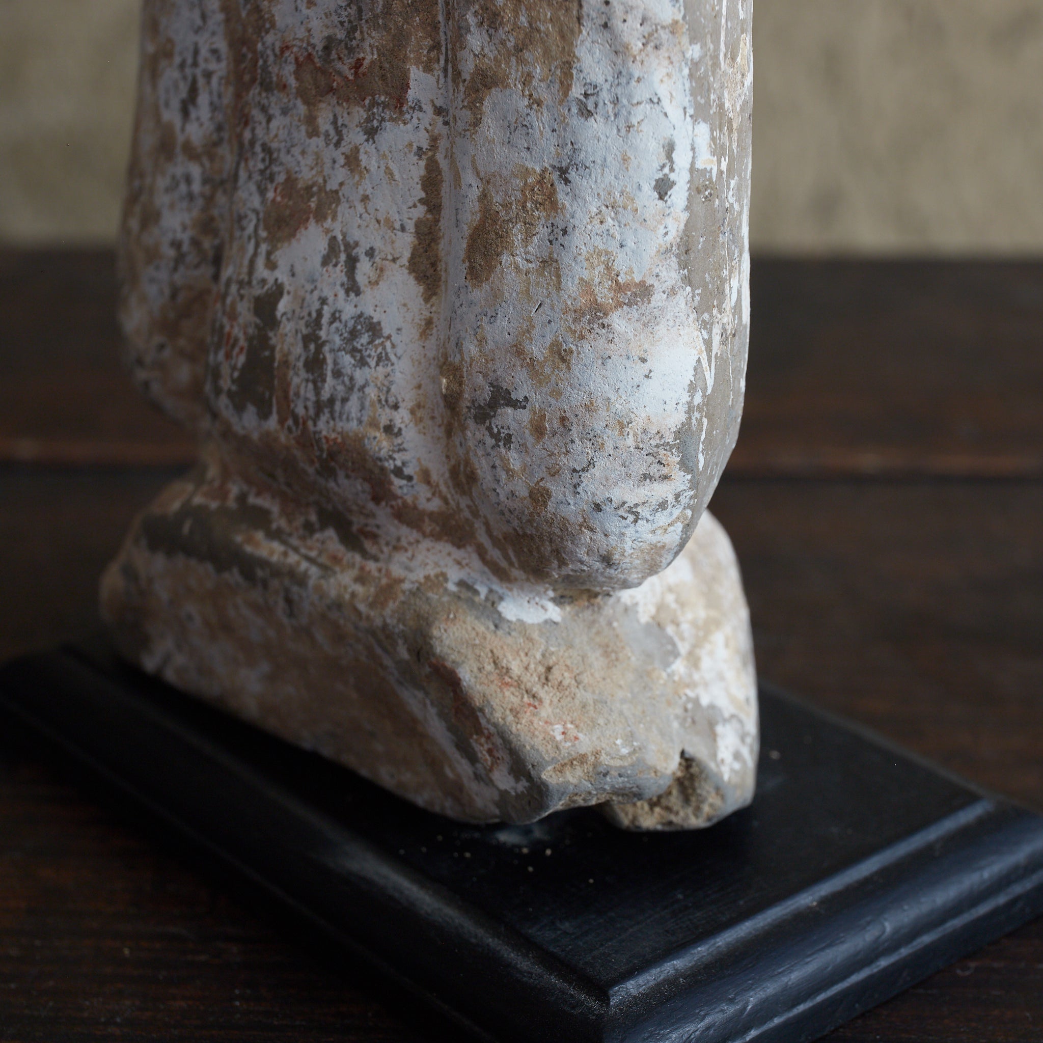 FIGURA FUNERARIA, Terracotta grigia con ingobbio e pigmenti, Dinastia Han (206 a.C.–220 d.C.) | Immagine di dettaglio 27