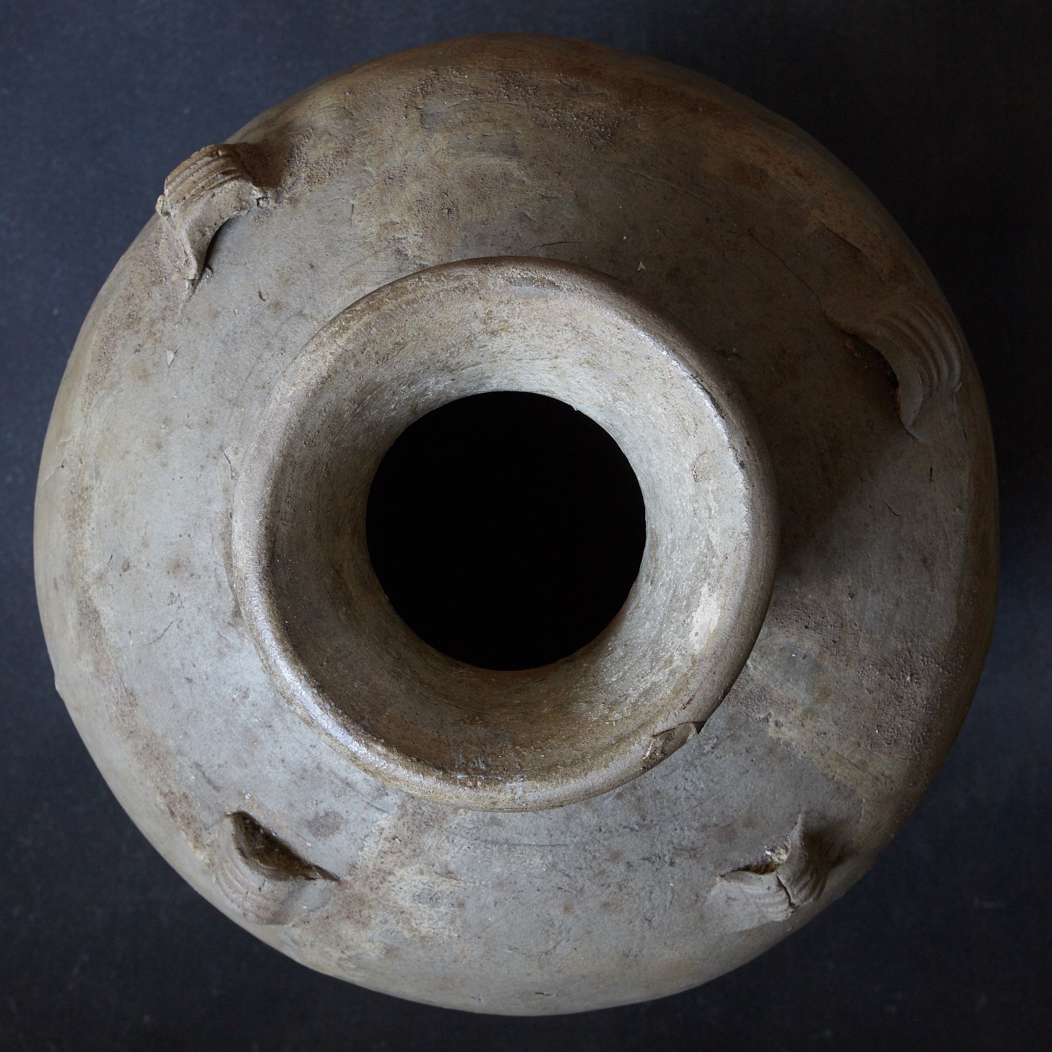 VIERÖSIGES GEFÄSS, Ko-Seto, ascheglasiert, Kamakura-Zeit (1185–1333 n. Chr.) | Detailansicht 11