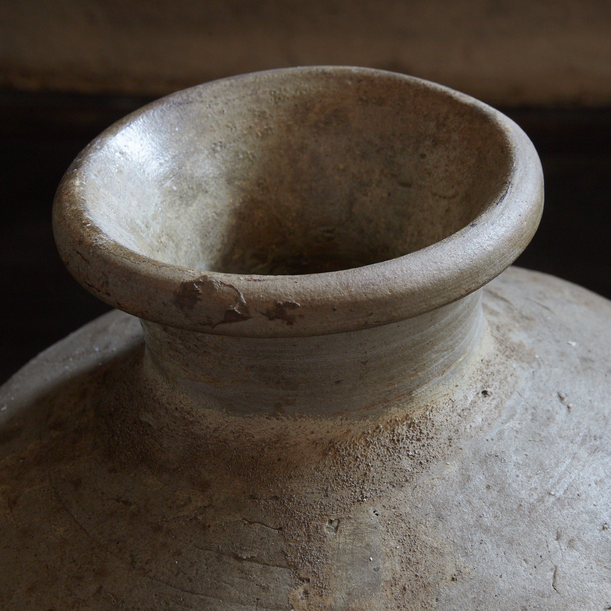 VIERÖSIGES GEFÄSS, Ko-Seto, ascheglasiert, Kamakura-Zeit (1185–1333 n. Chr.) | Detailansicht 15