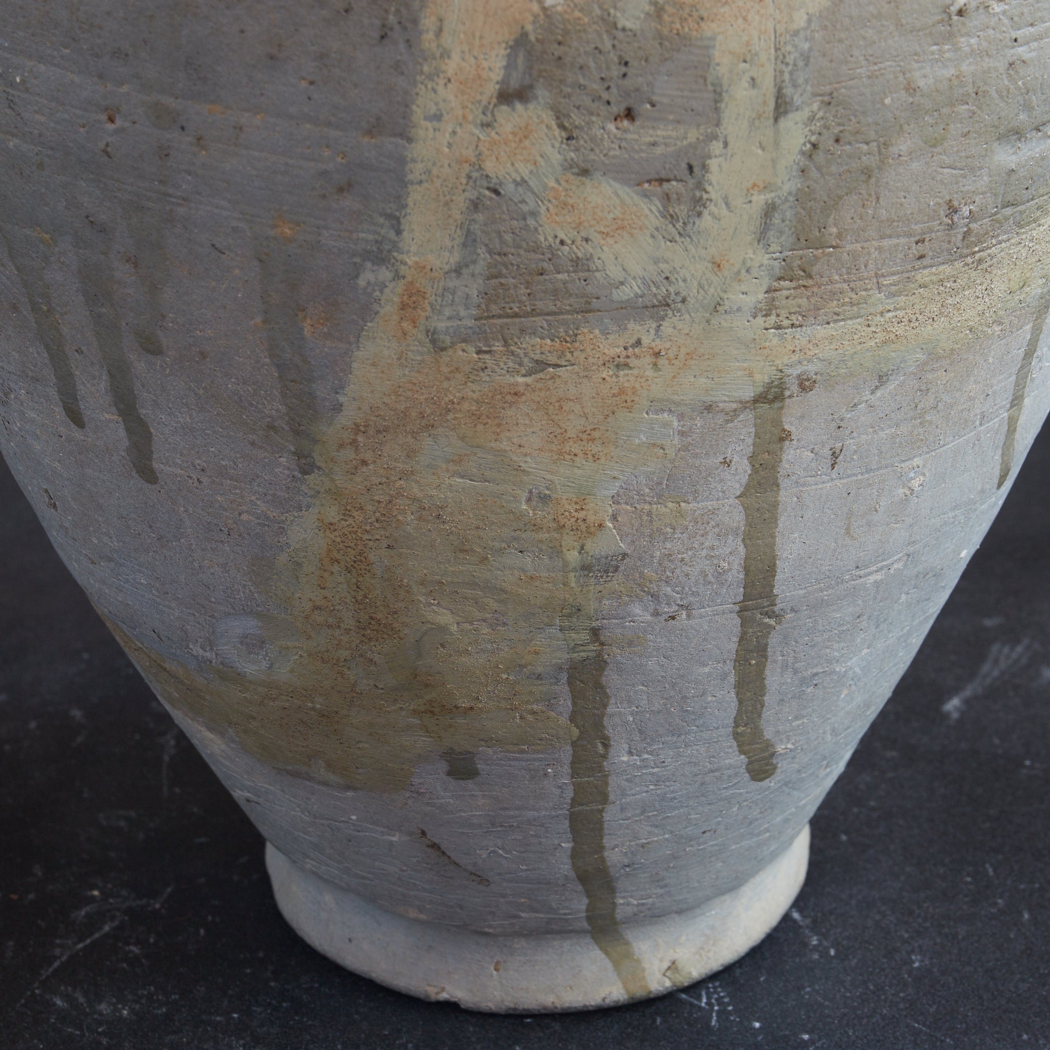 VIERÖSIGES GEFÄSS, Ko-Seto, ascheglasiert, Kamakura-Zeit (1185–1333 n. Chr.) | Detailansicht 31