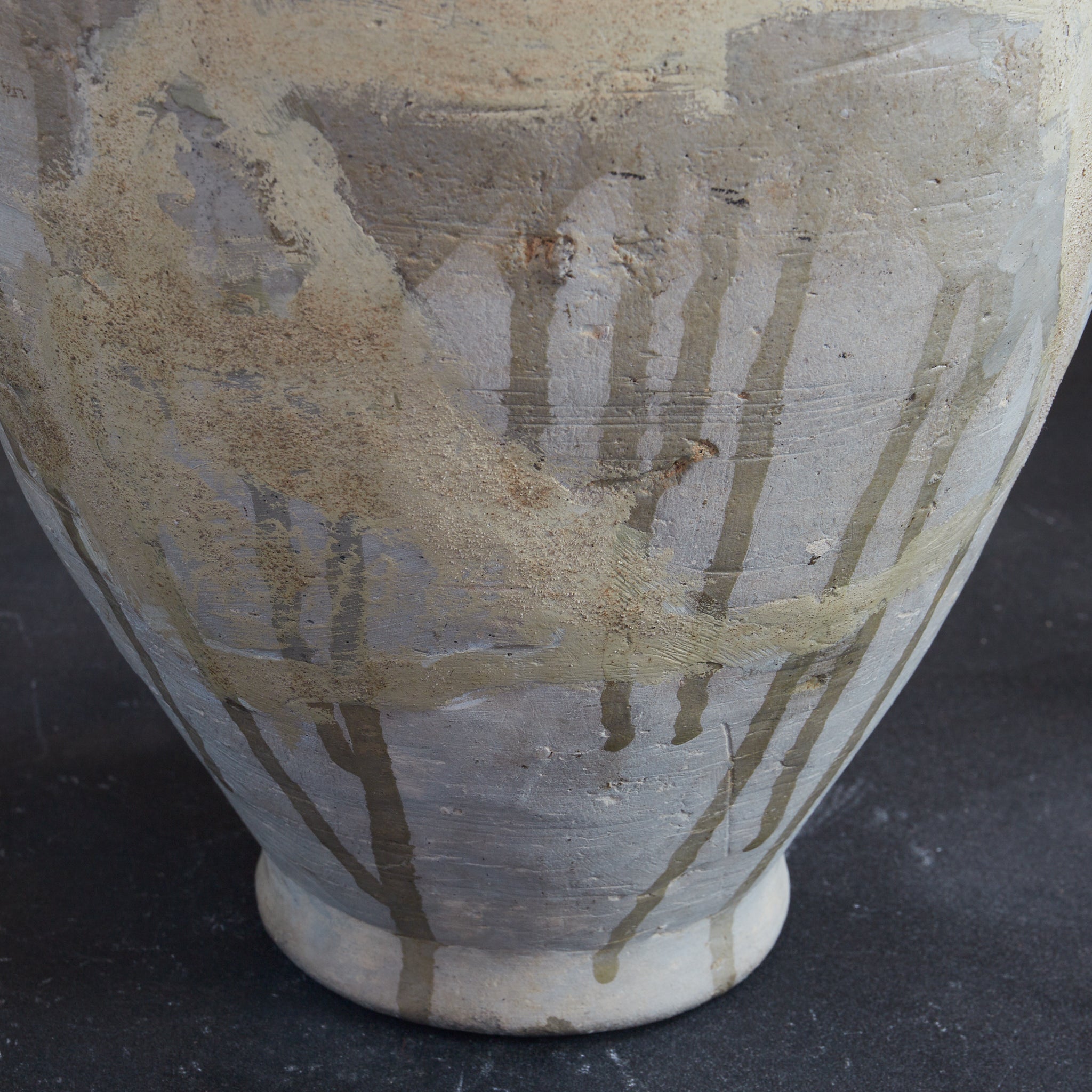 VIERÖSIGES GEFÄSS, Ko-Seto, ascheglasiert, Kamakura-Zeit (1185–1333 n. Chr.) | Detailansicht 33