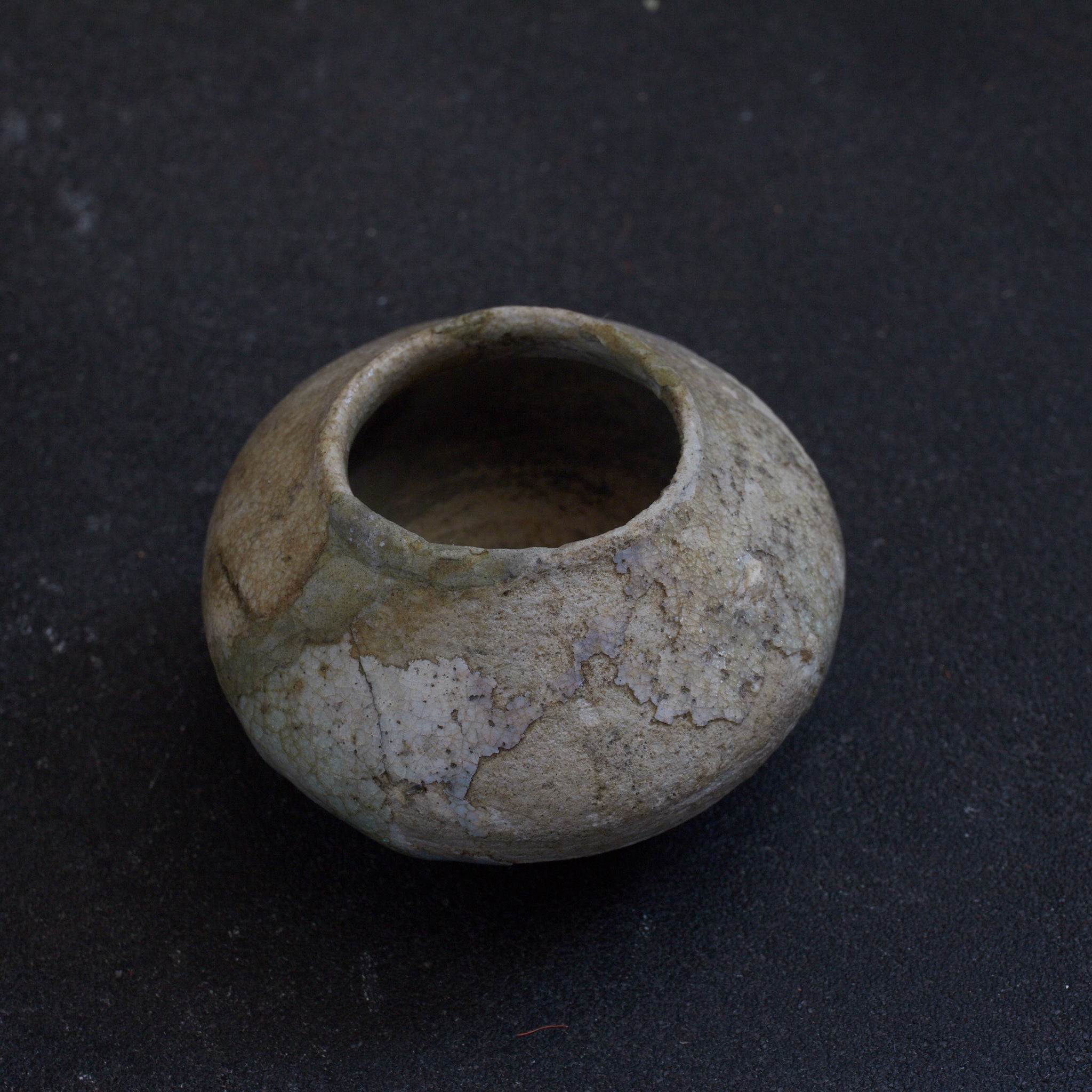 DÖSCHEN-UNTERTEIL, Ko-Seto, ascheglasiert, Kamakura-Zeit (1185–1333 n. Chr.) | Detailansicht 11