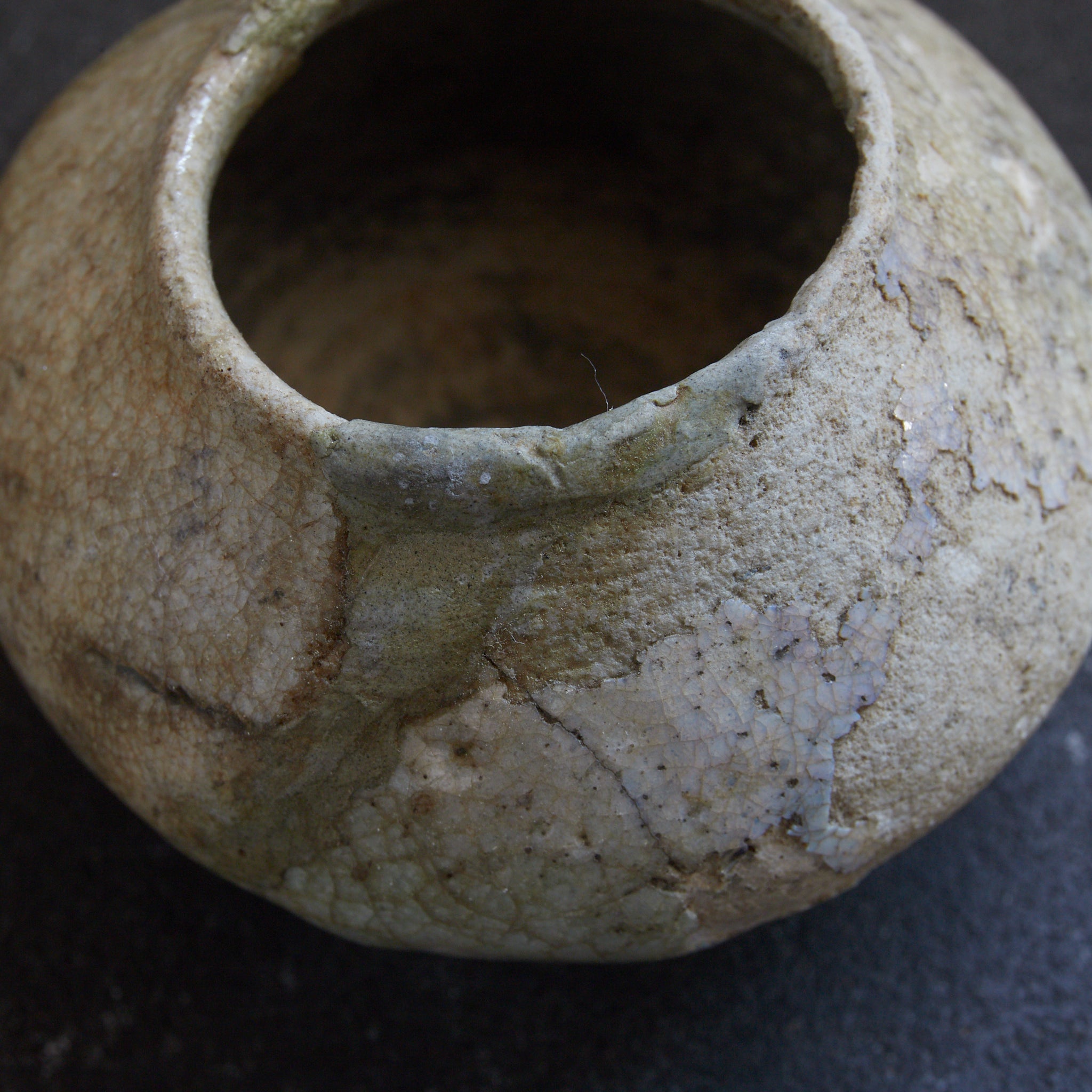 DÖSCHEN-UNTERTEIL, Ko-Seto, ascheglasiert, Kamakura-Zeit (1185–1333 n. Chr.) | Detailansicht 13